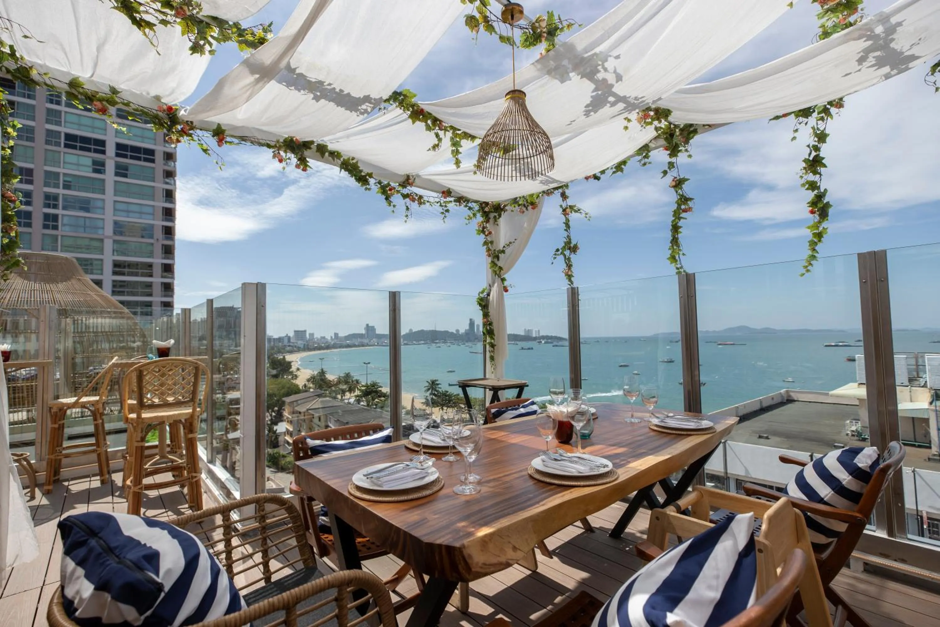 Restaurant/places to eat in Pattaya Sea View Hotel - SHA Extra Plus