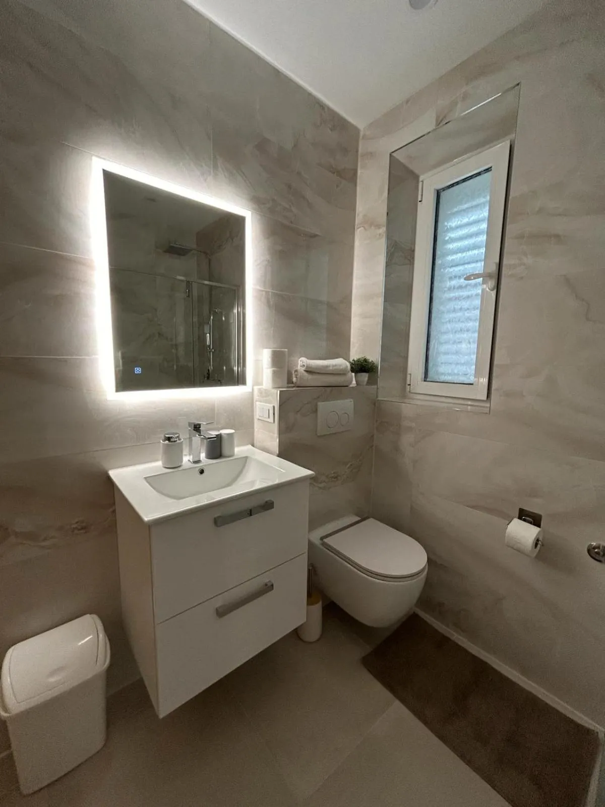 Bathroom in Perina Apartment - free parking
