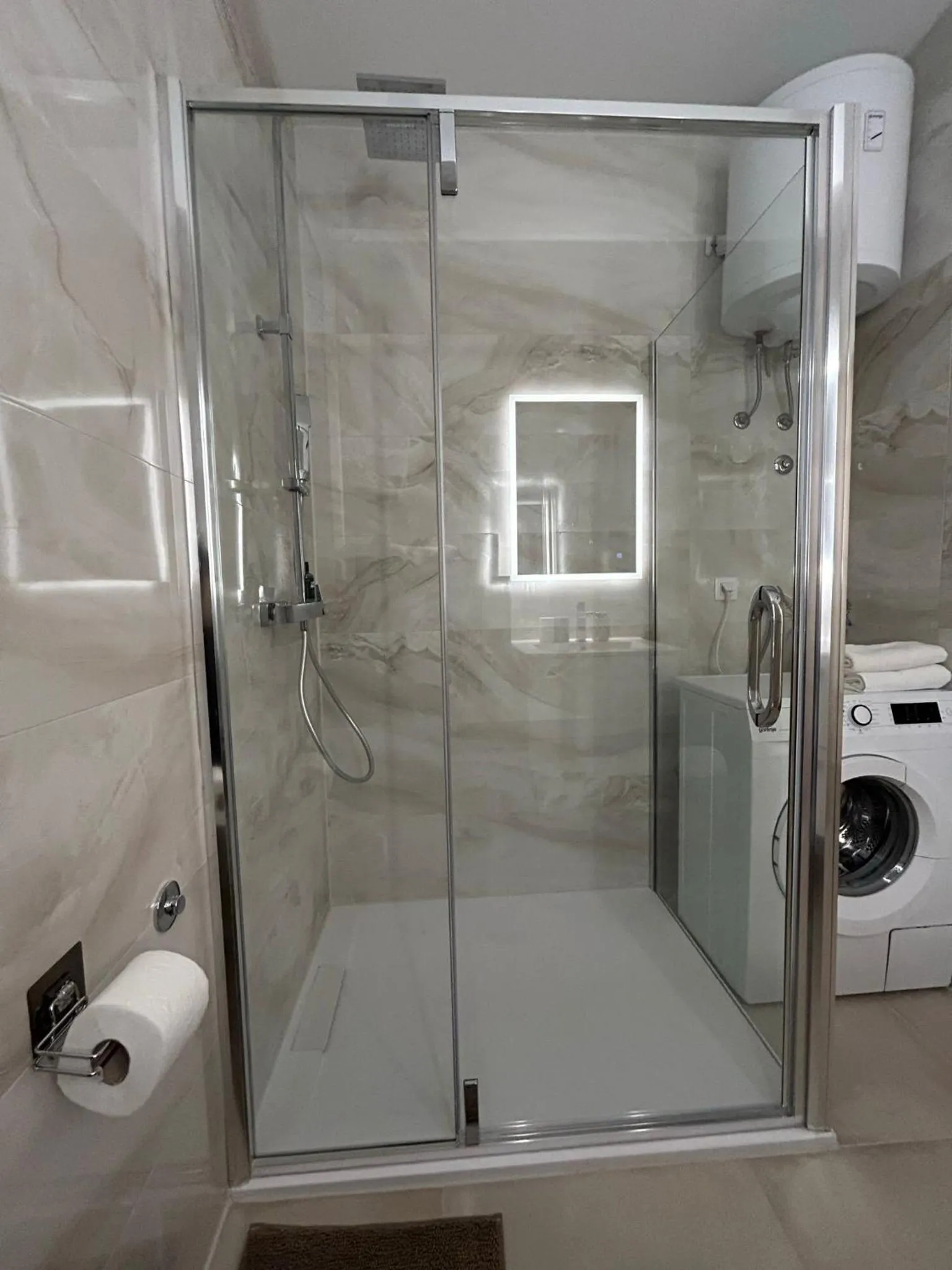 Bathroom in Perina Apartment - free parking