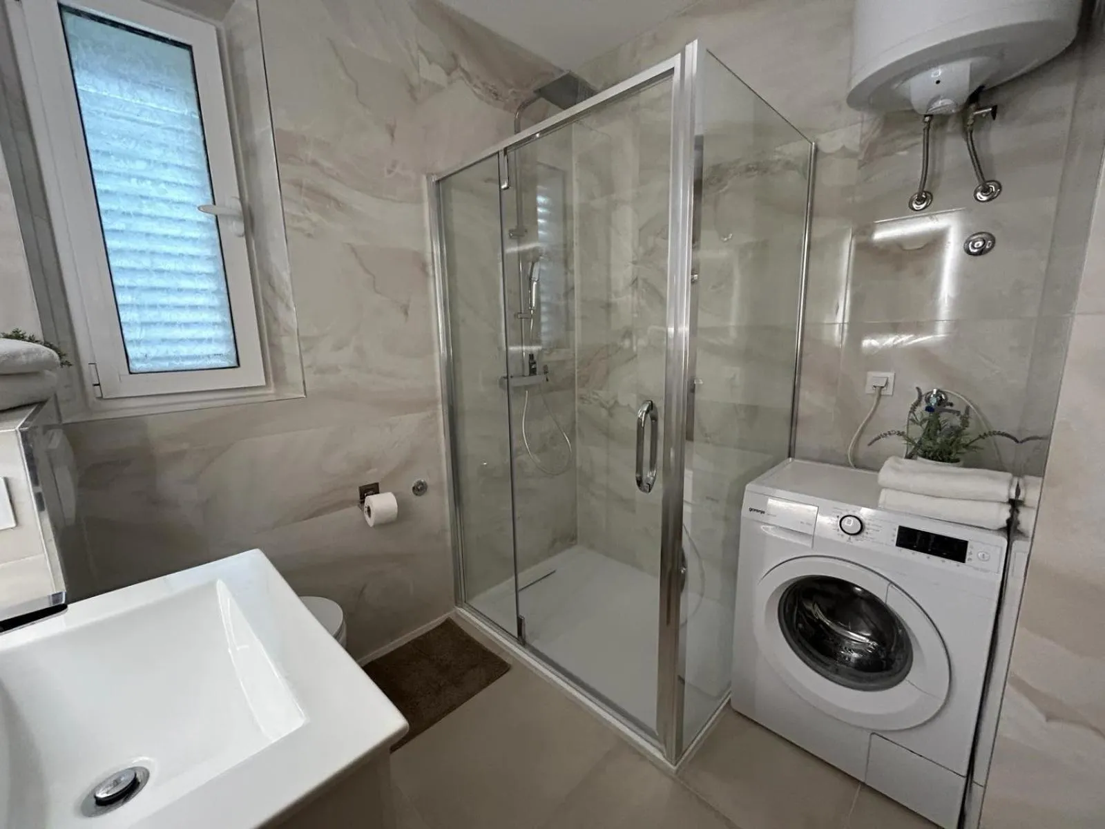 Bathroom in Perina Apartment - free parking