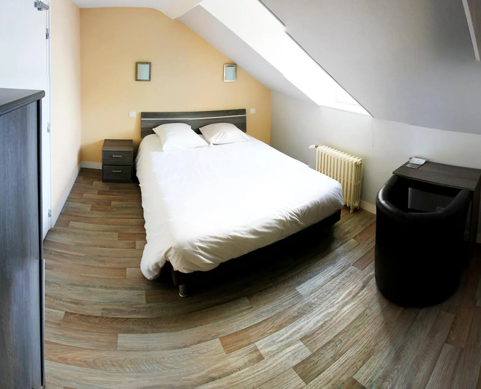 Bed in Hôtel de France