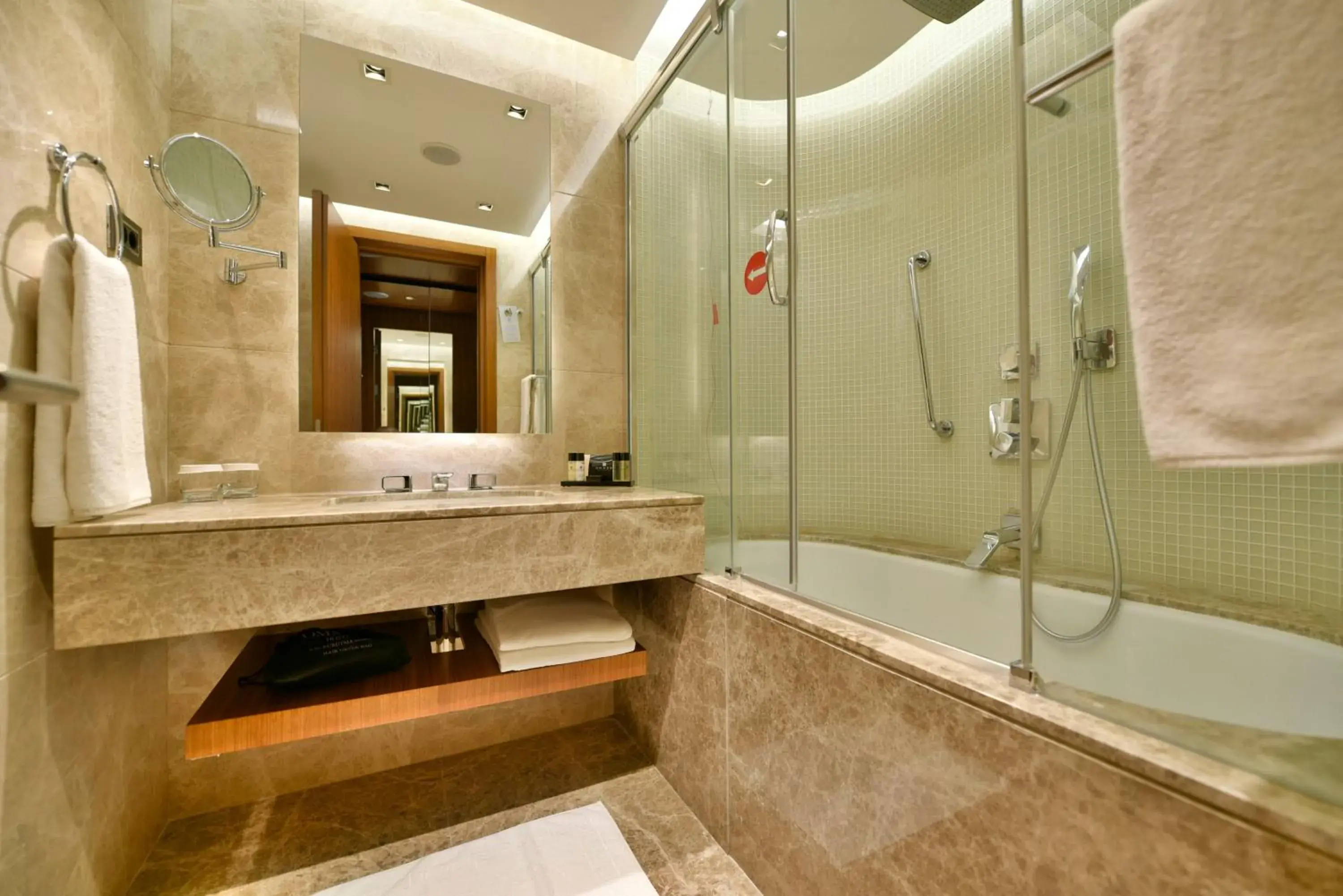 Deluxe Suite in Ommer Hotel Deluxe Suite in Ommer Hotel