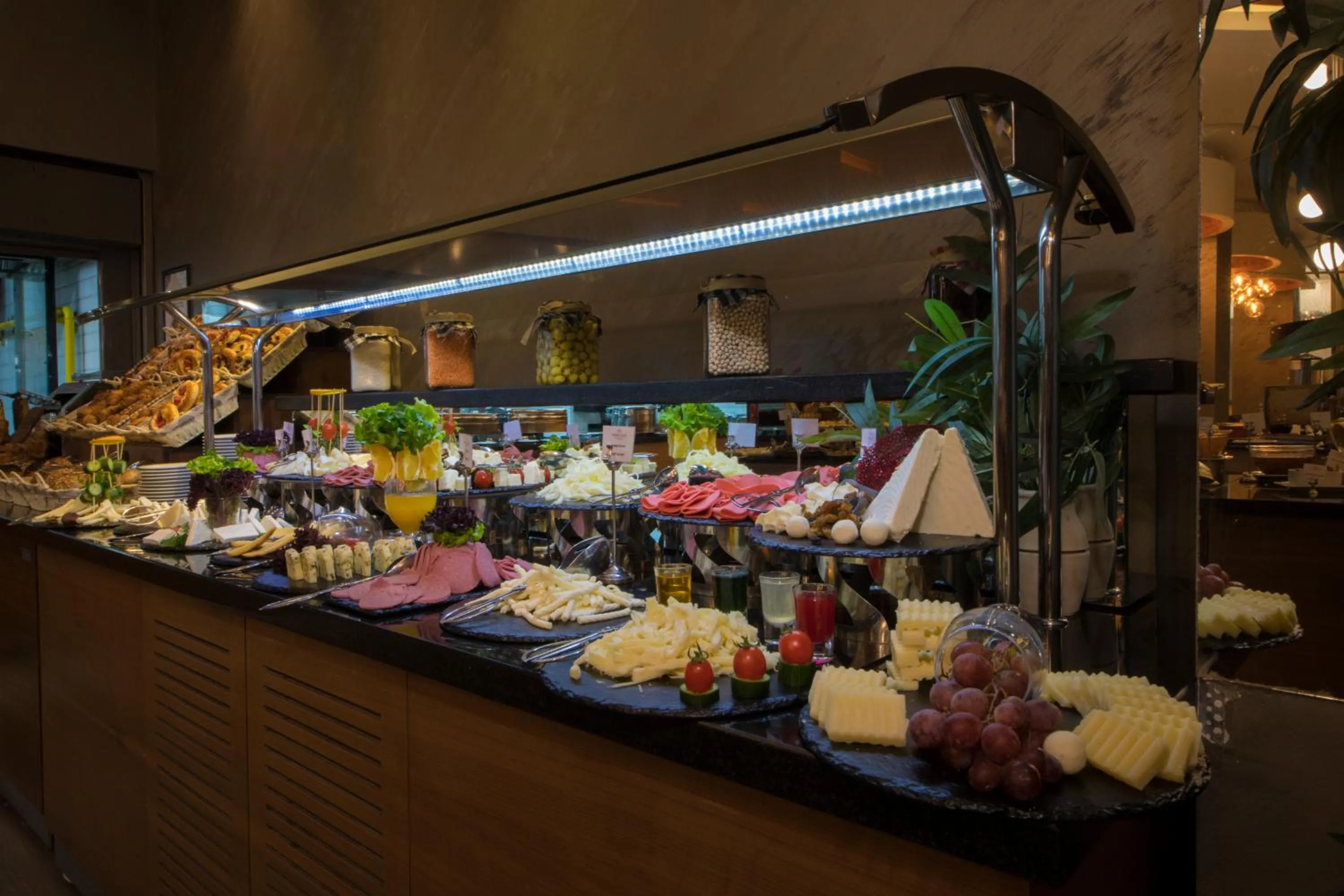 Food and drinks in Crowne Plaza Kayseri by IHG