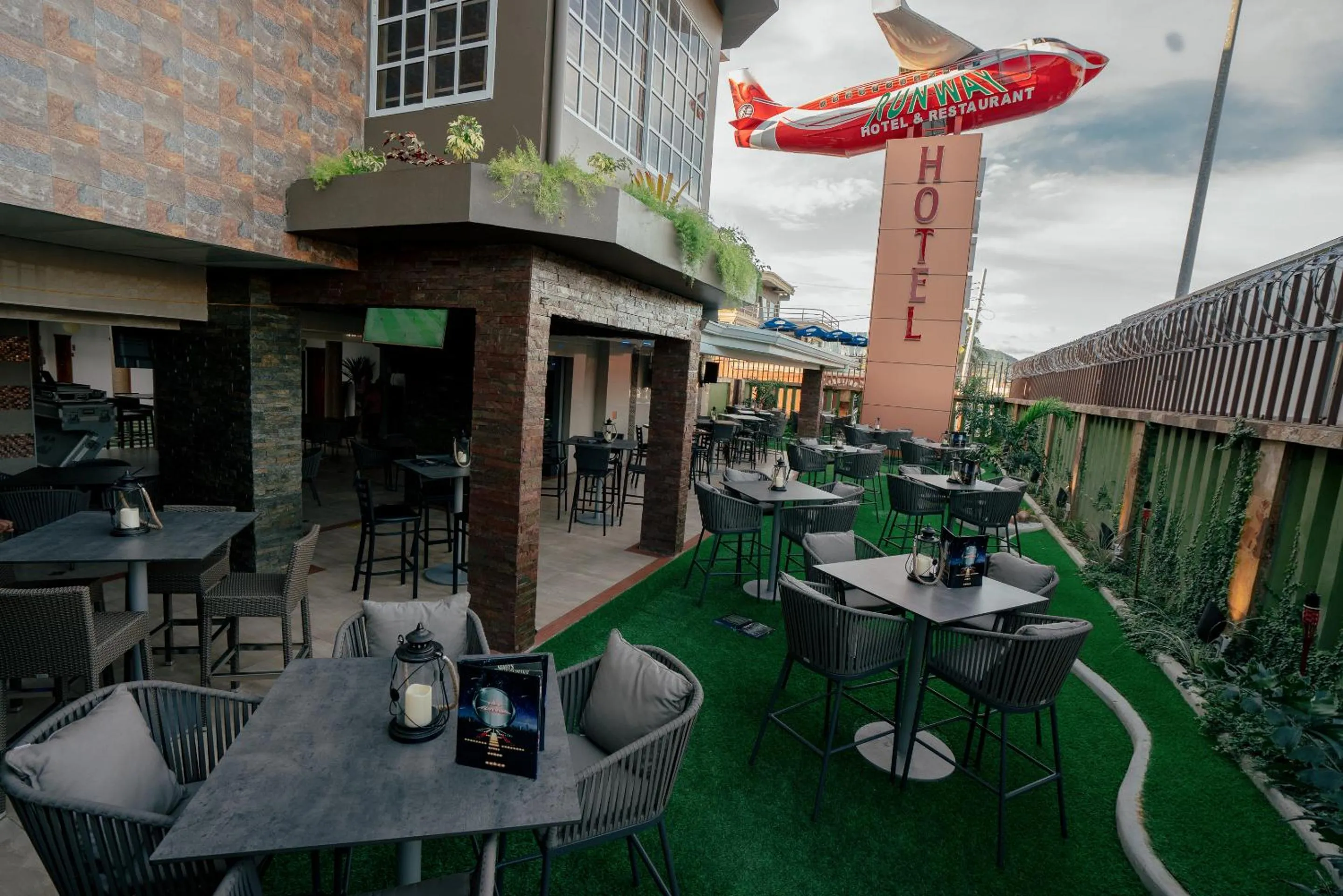 Restaurant/places to eat in Runway Hotel