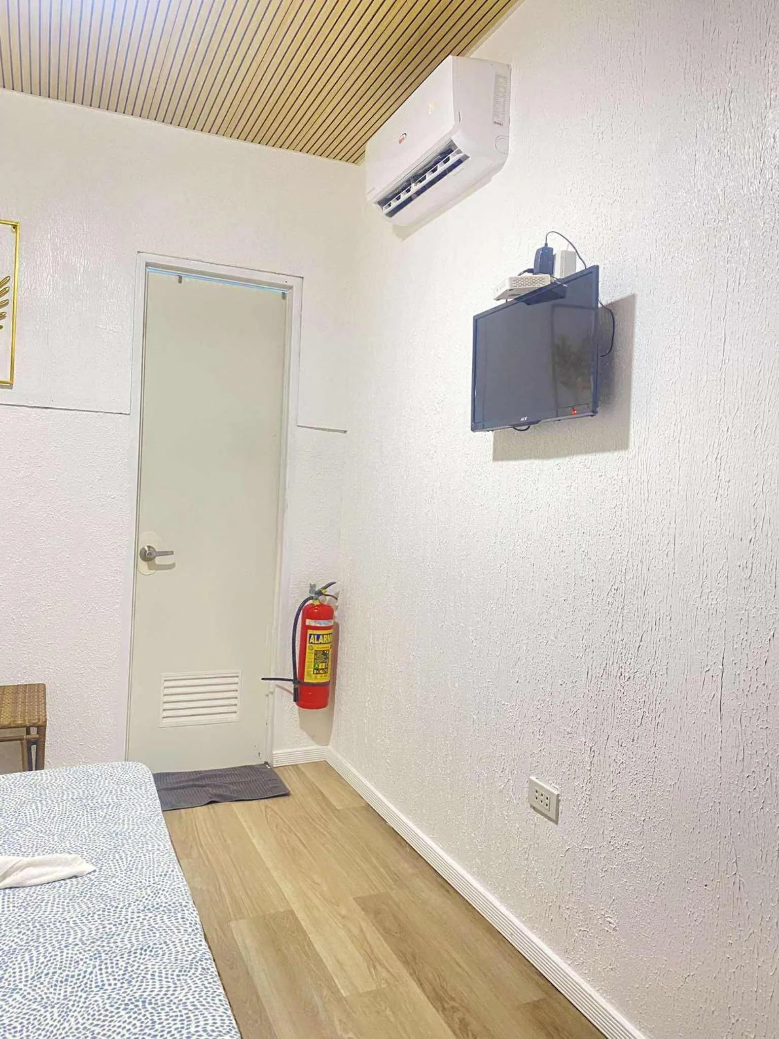 Communal lounge/ TV room, Bed in Ecostay Panglao Resort Hotel