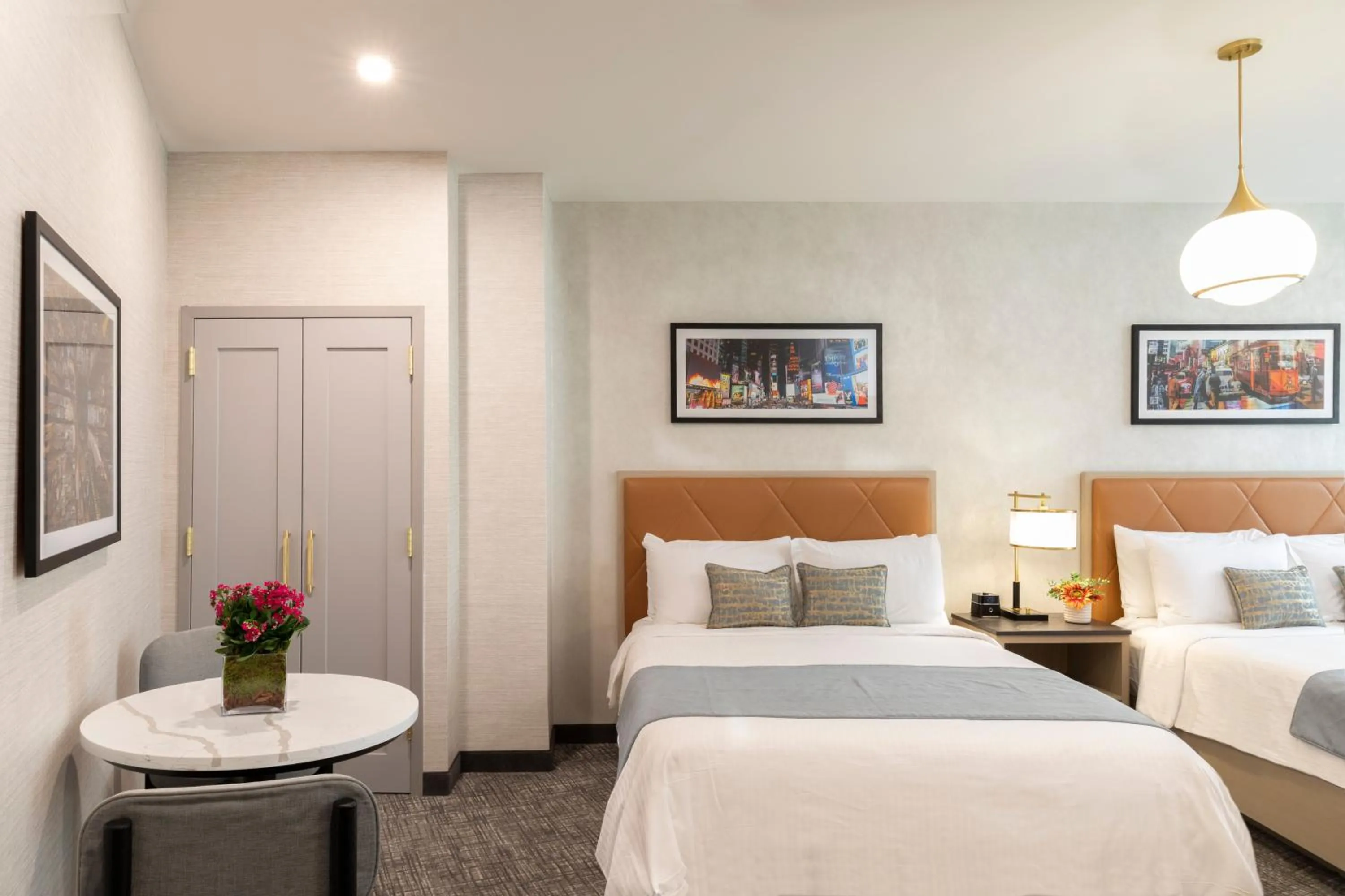 Bed in Broadway Plaza Hotel