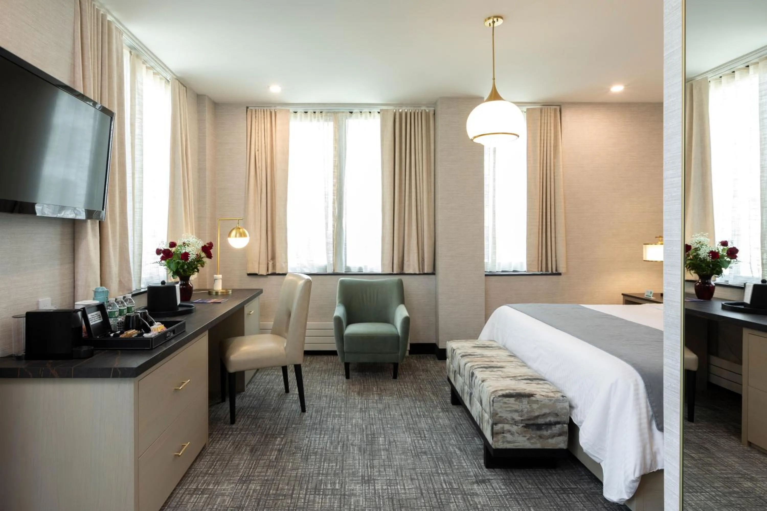 Bedroom, Bed in Broadway Plaza Hotel