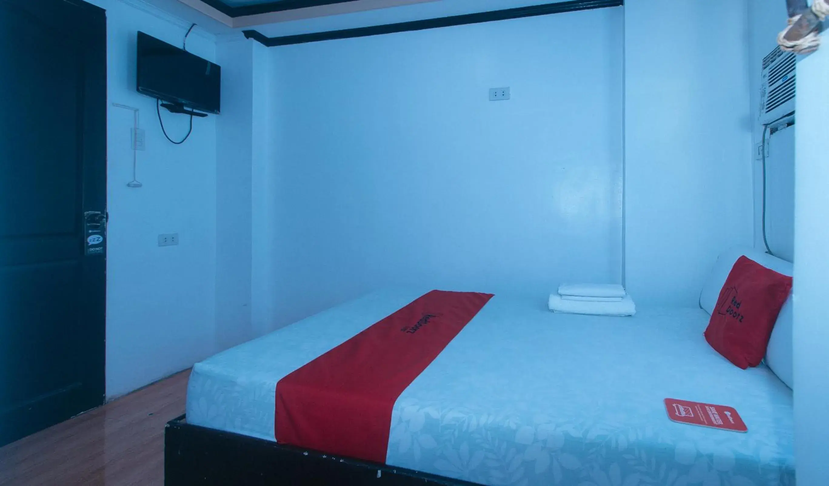 TV and multimedia, Bed in RedDoorz at Minas Place 1 Tacloban TV and multimedia, Bed in RedDoorz at Minas Place 1 Tacloban