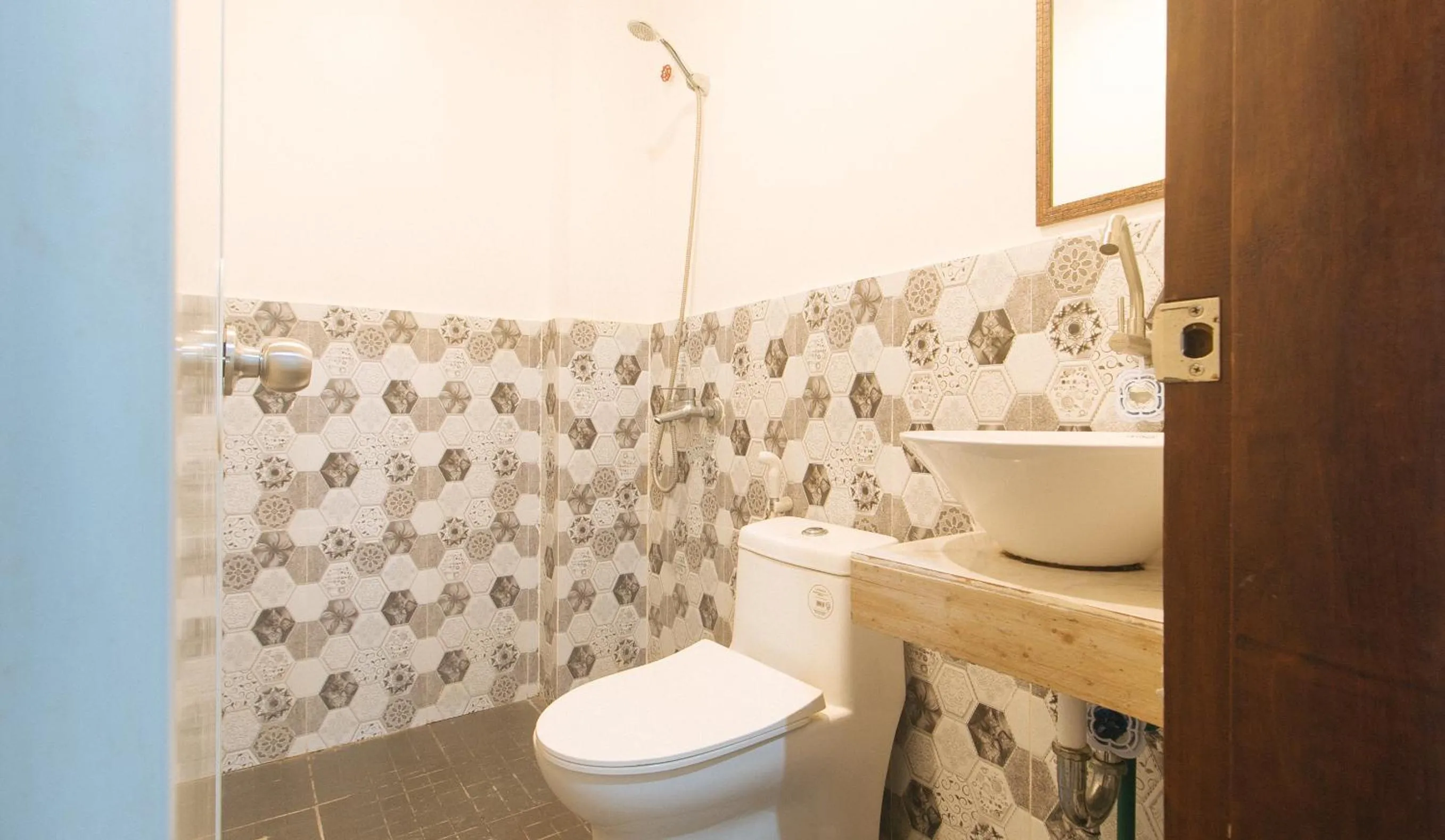 Shower in RedDoorz at Minas Place 1 Tacloban