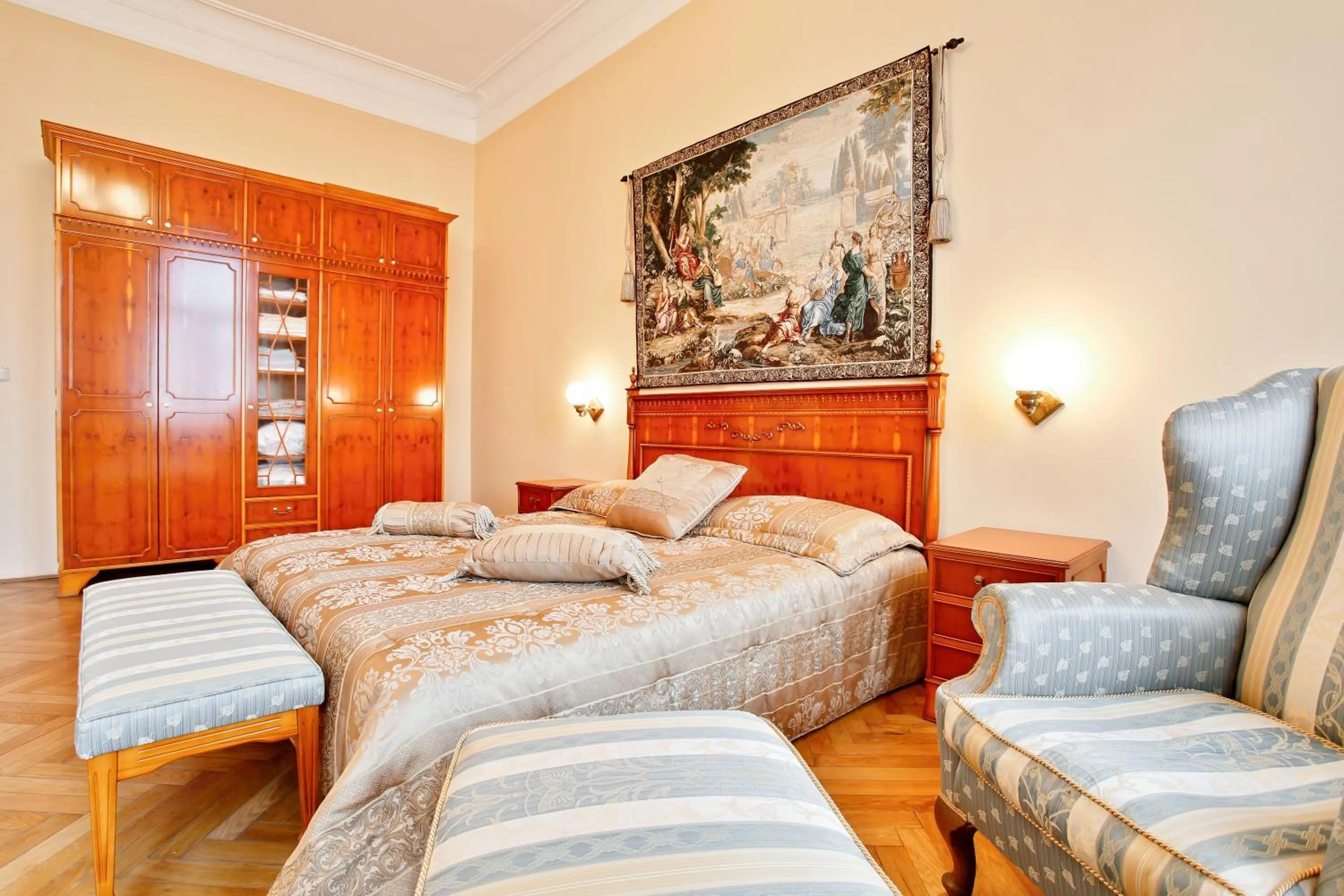 Bedroom, Bed in Open Gate