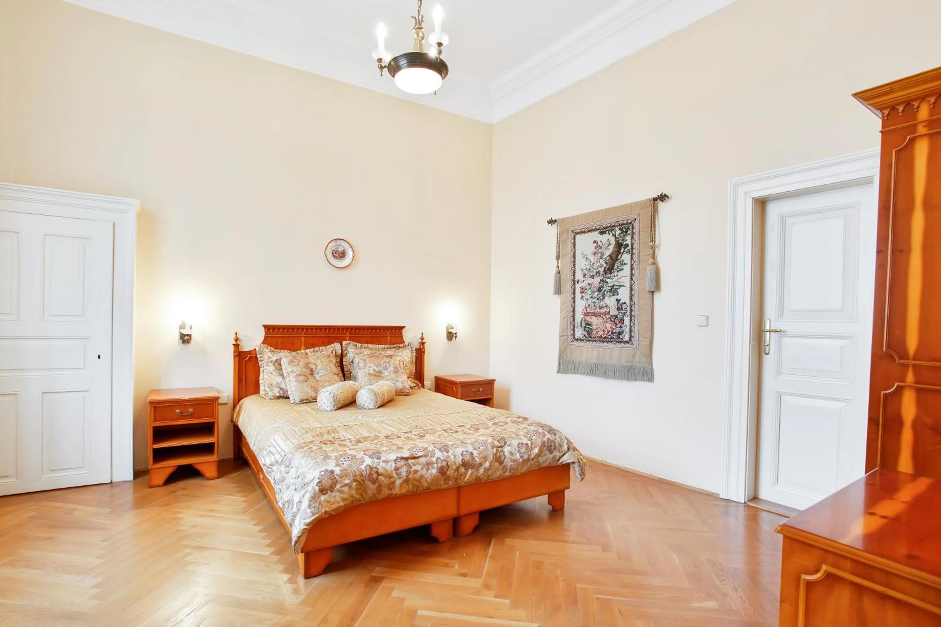 Bedroom, Bed in Open Gate