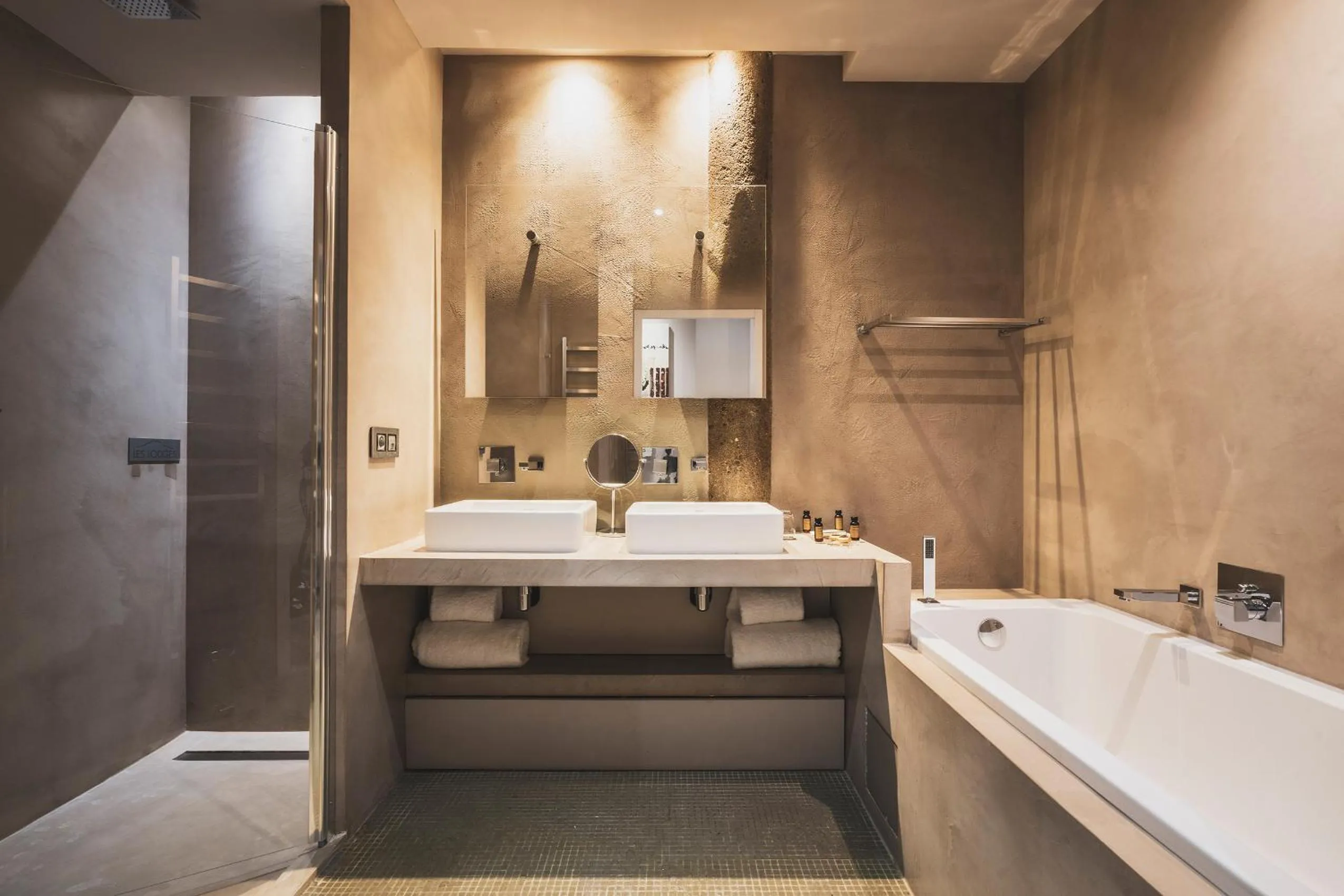 Shower in Les Lodges Sainte-Victoire Hotel & Spa