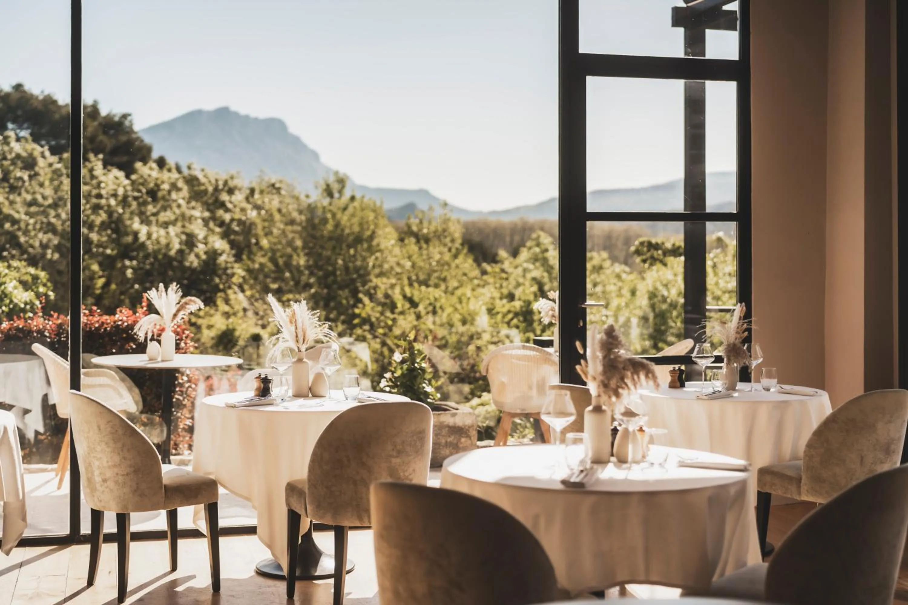 Restaurant/places to eat in Les Lodges Sainte-Victoire Hotel & Spa