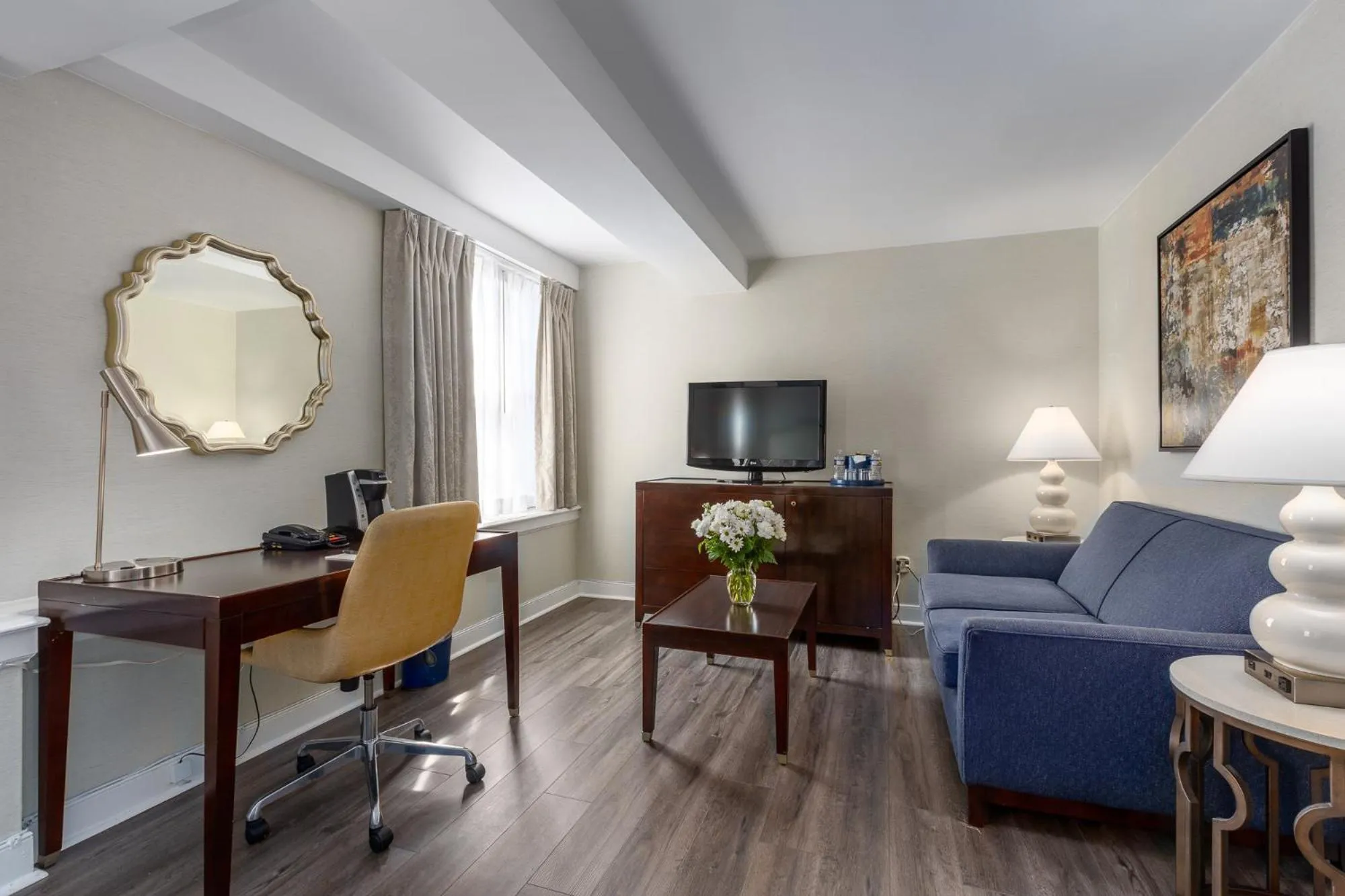 Living room in The Georgetown Inn