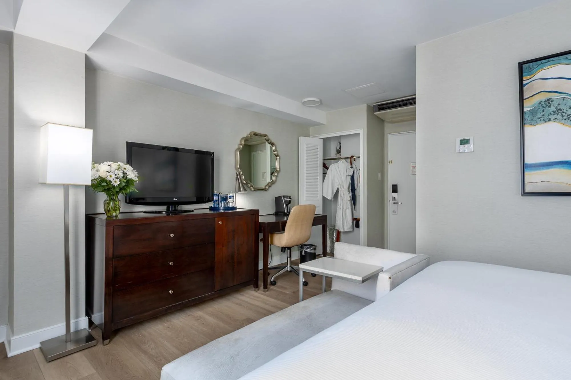 Bed in The Georgetown Inn