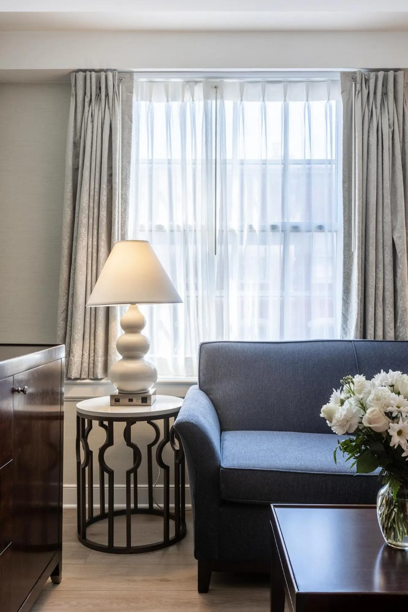 Living room, Bed in The Georgetown Inn