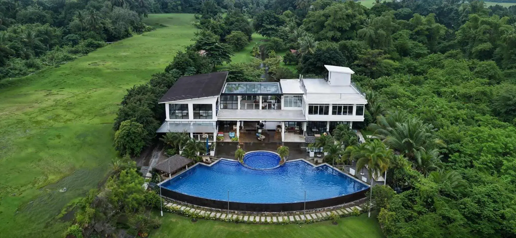 Property building in Vistapaloma beach resort Property building in Vistapaloma beach resort