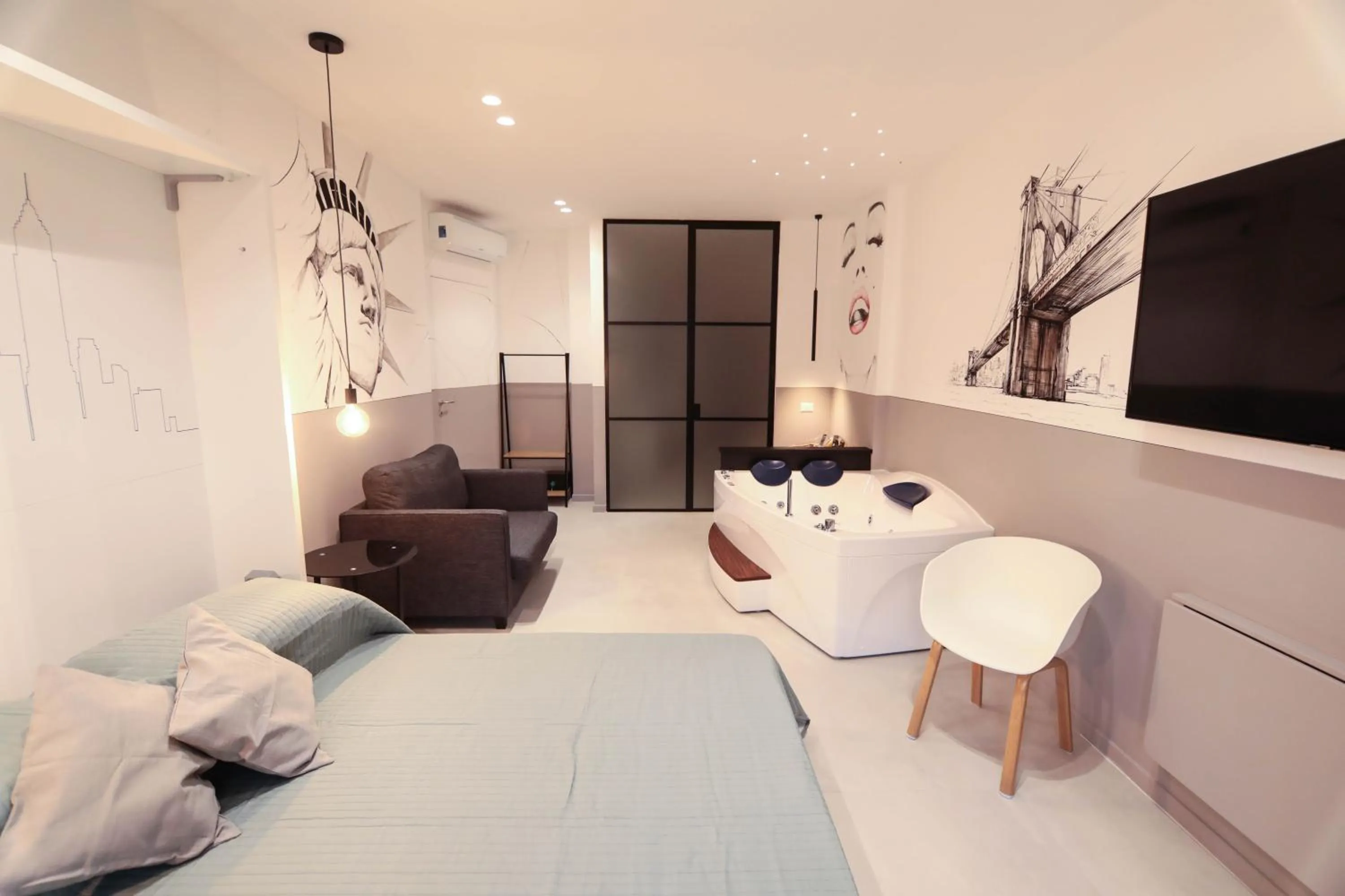 Hot Tub, Bed in O.Effe. Suites / Vatican