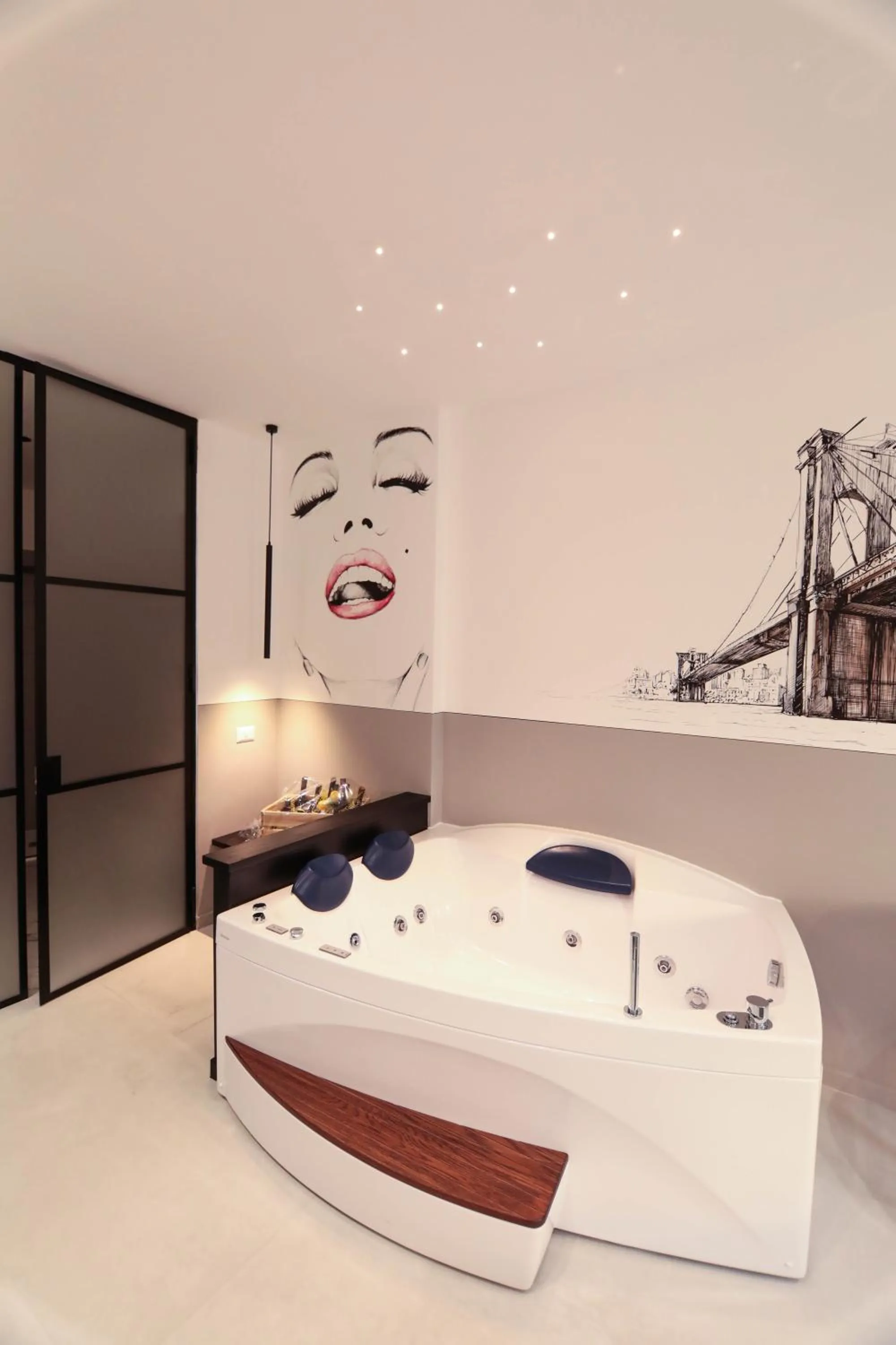 Hot Tub in O.Effe. Suites / Vatican