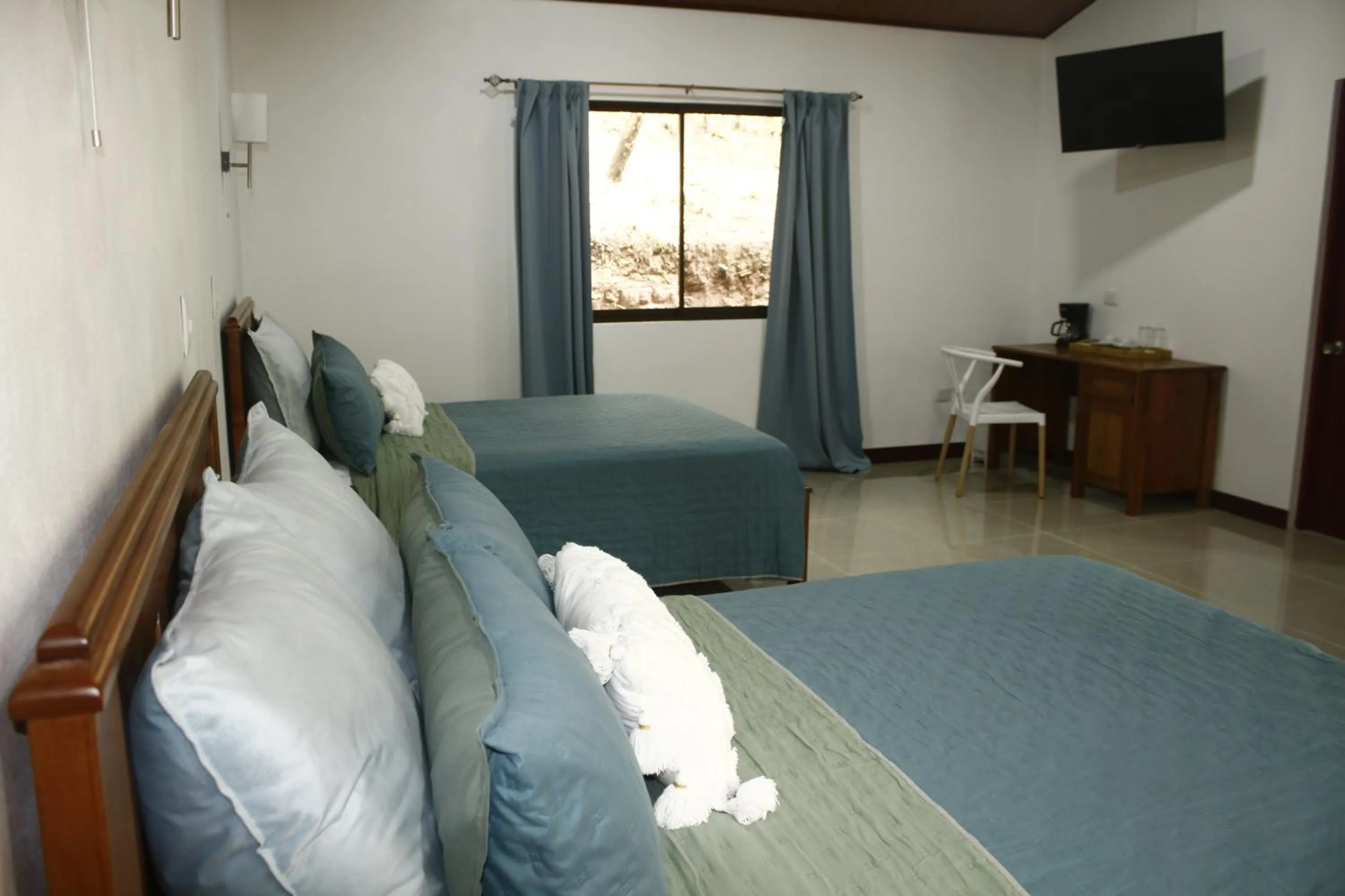 Bed in Cañon de la Vieja Lodge