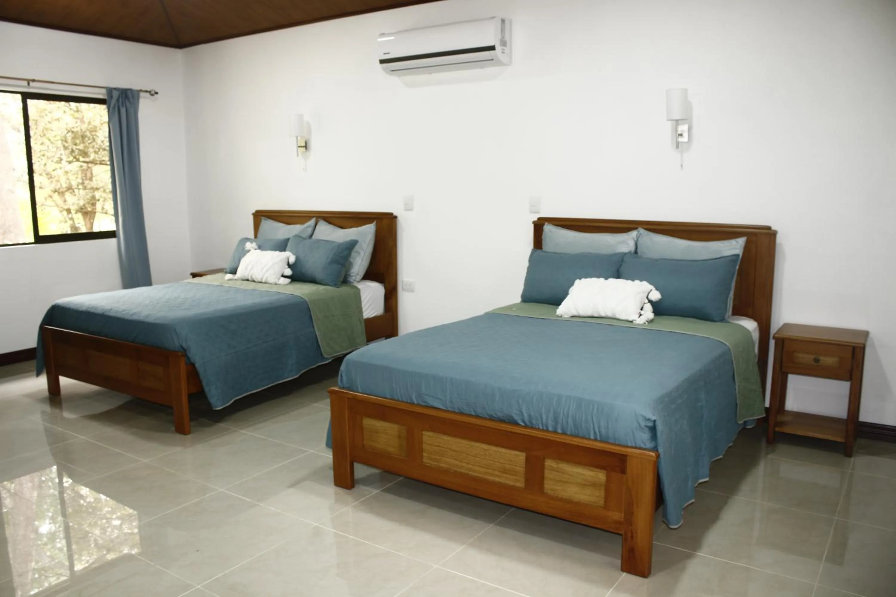 Bed in Cañon de la Vieja Lodge