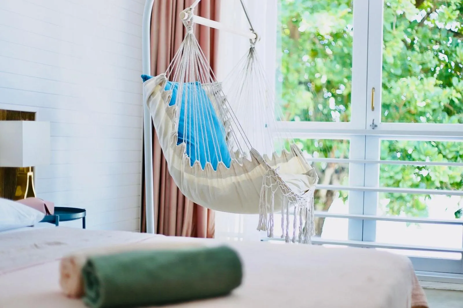 Bed in Smell rose beach garden花语海沙滩花园