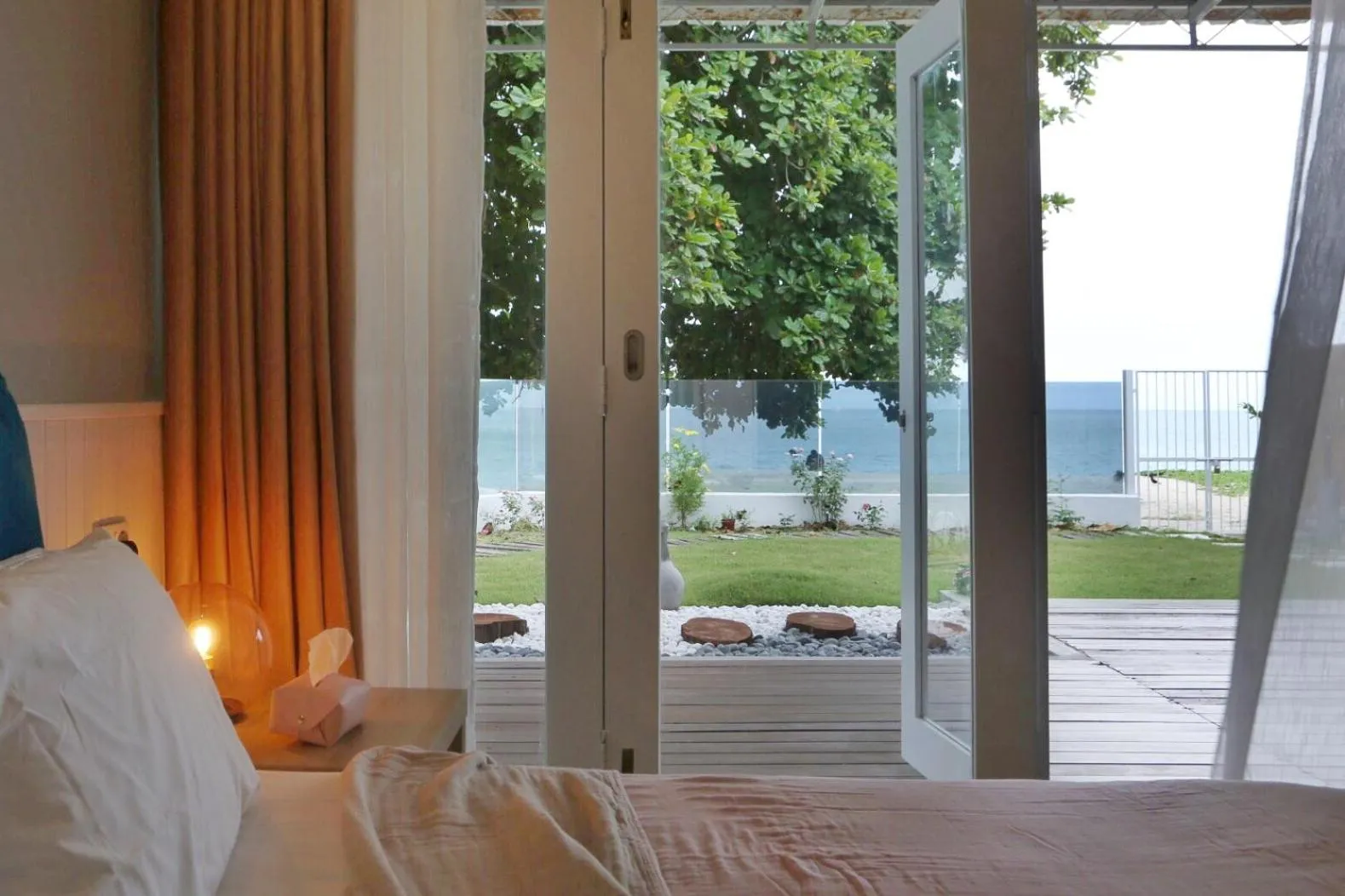 Bed in Smell rose beach garden花语海沙滩花园