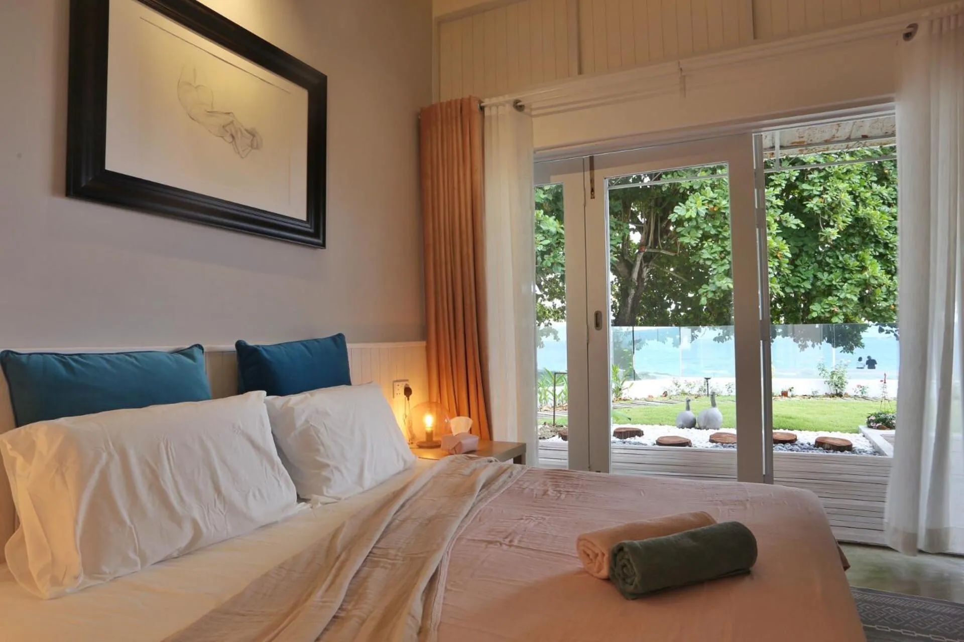 Bed in Smell rose beach garden花语海沙滩花园