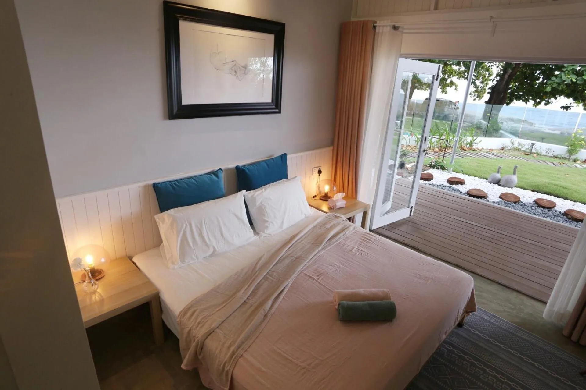 Bed in Smell rose beach garden花语海沙滩花园