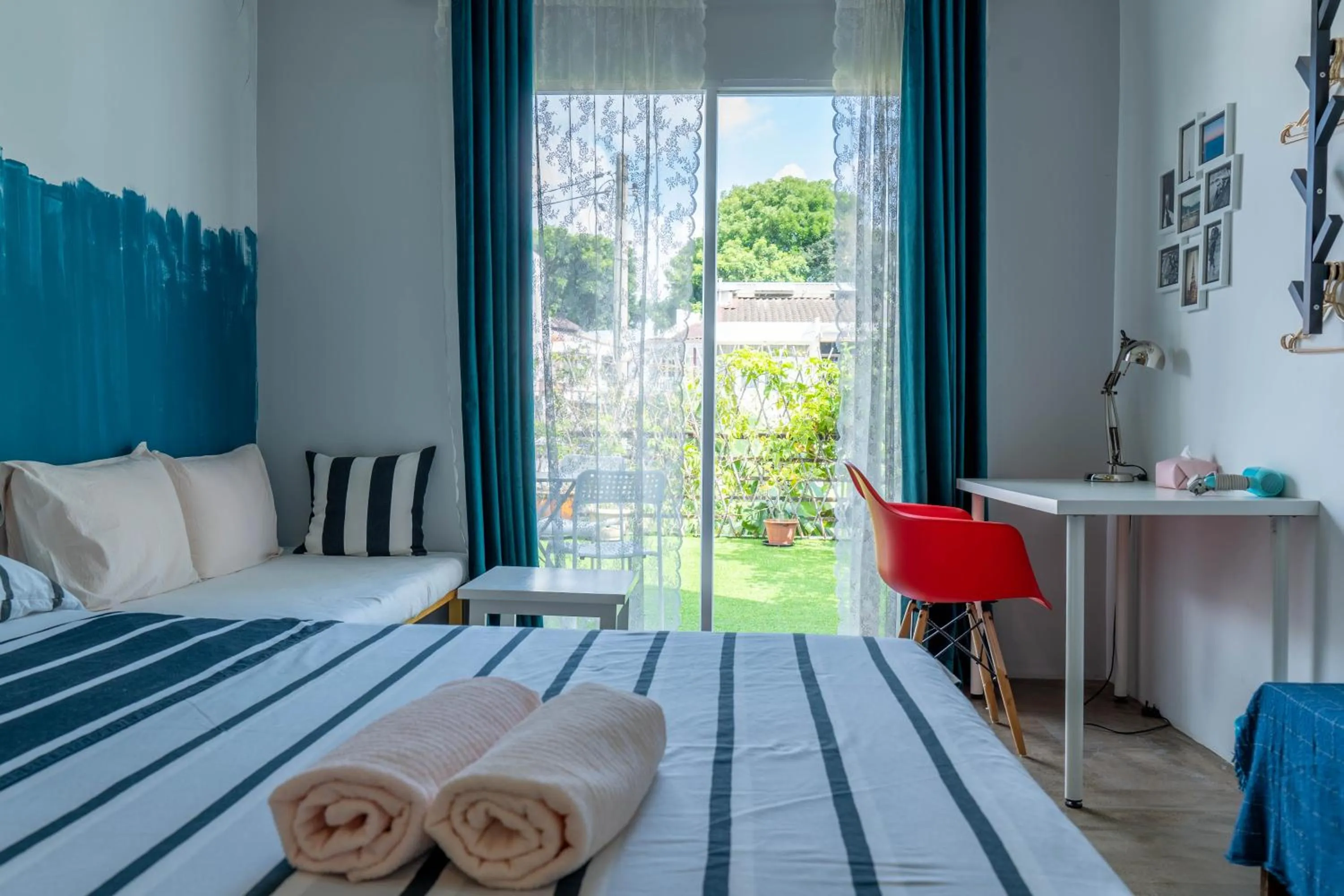 Bed in Smell rose beach garden花语海沙滩花园