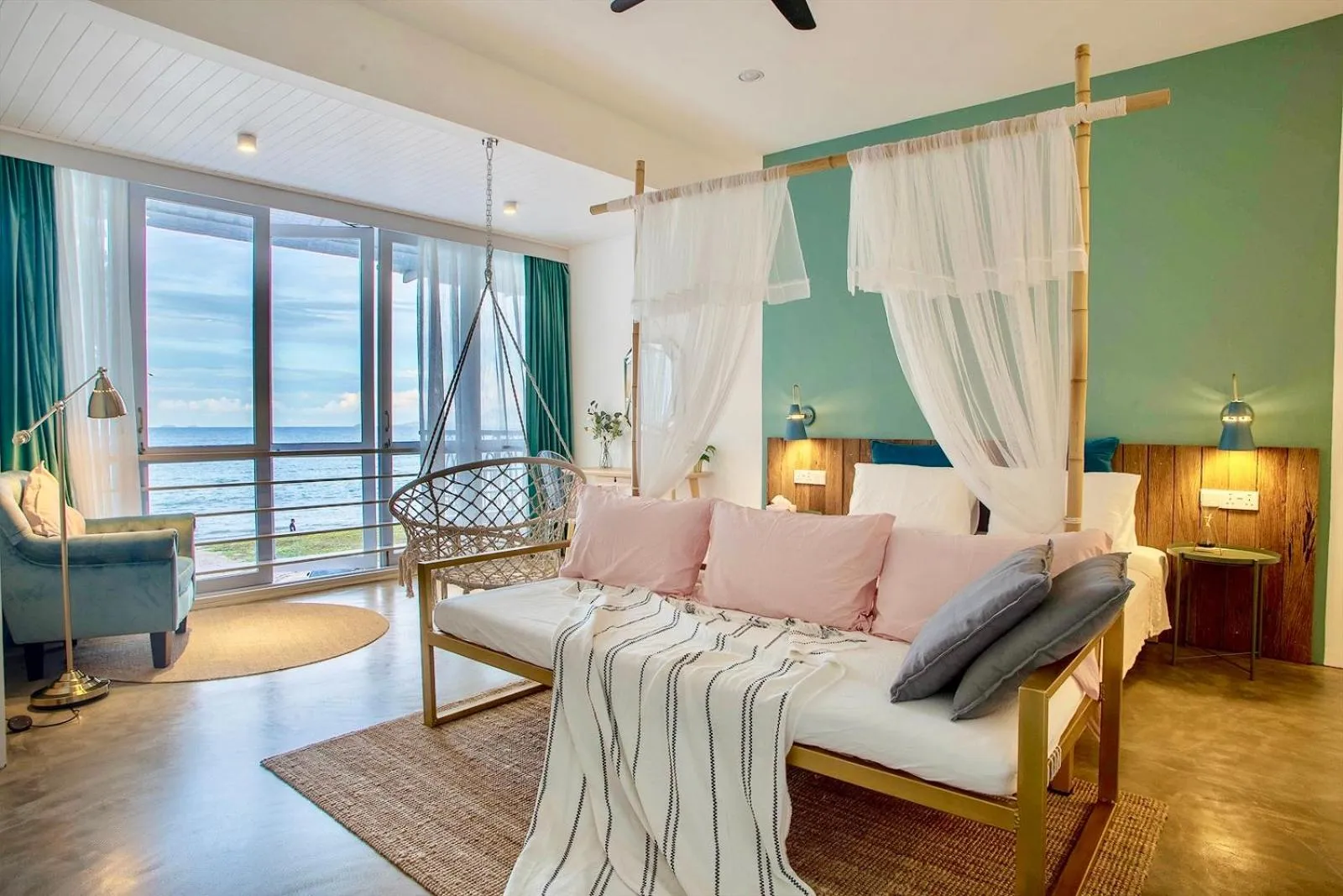 Bed in Smell rose beach garden花语海沙滩花园