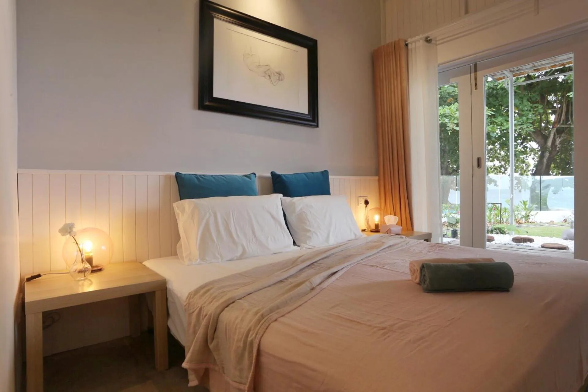 Bed in Smell rose beach garden花语海沙滩花园