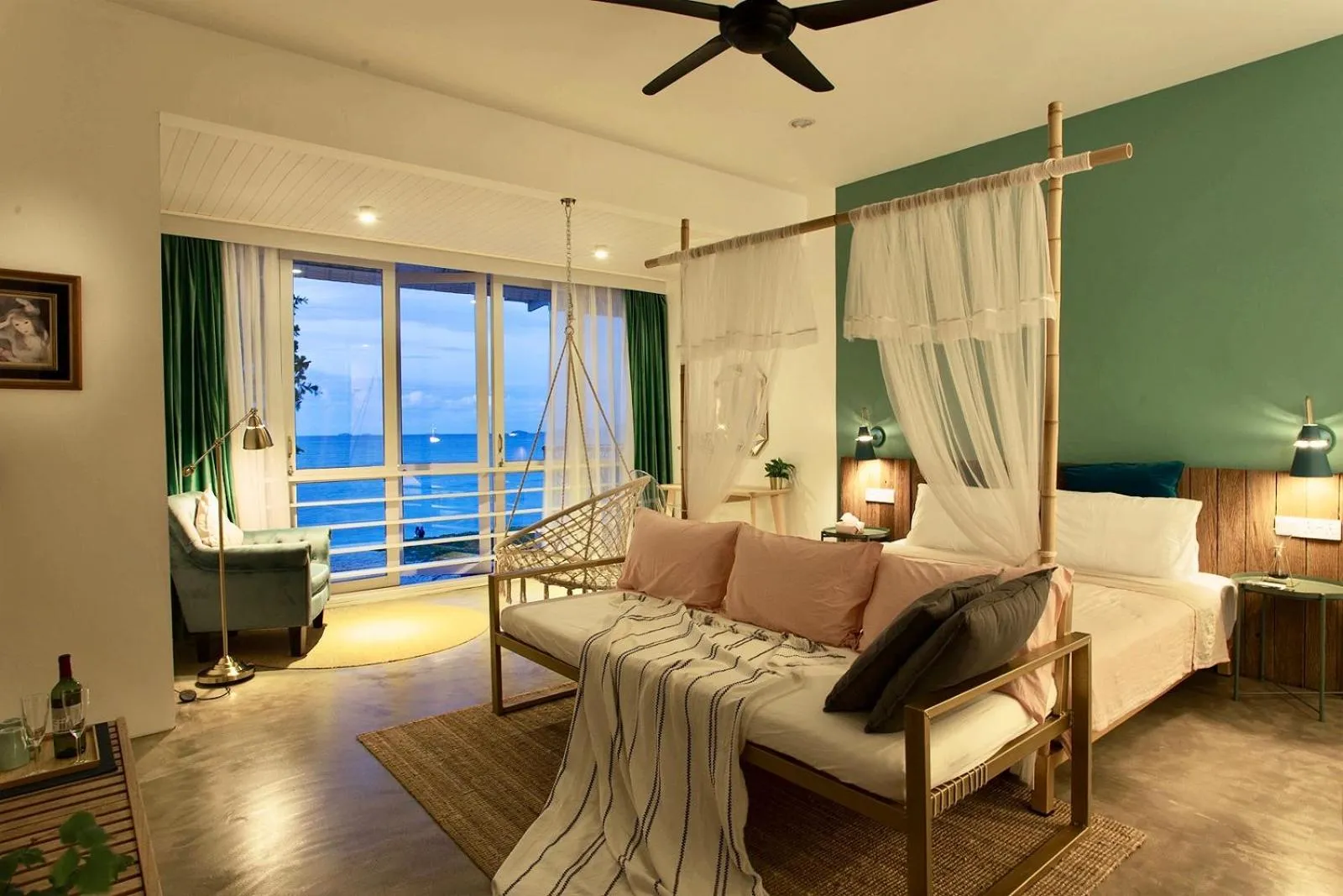 Bed in Smell rose beach garden花语海沙滩花园