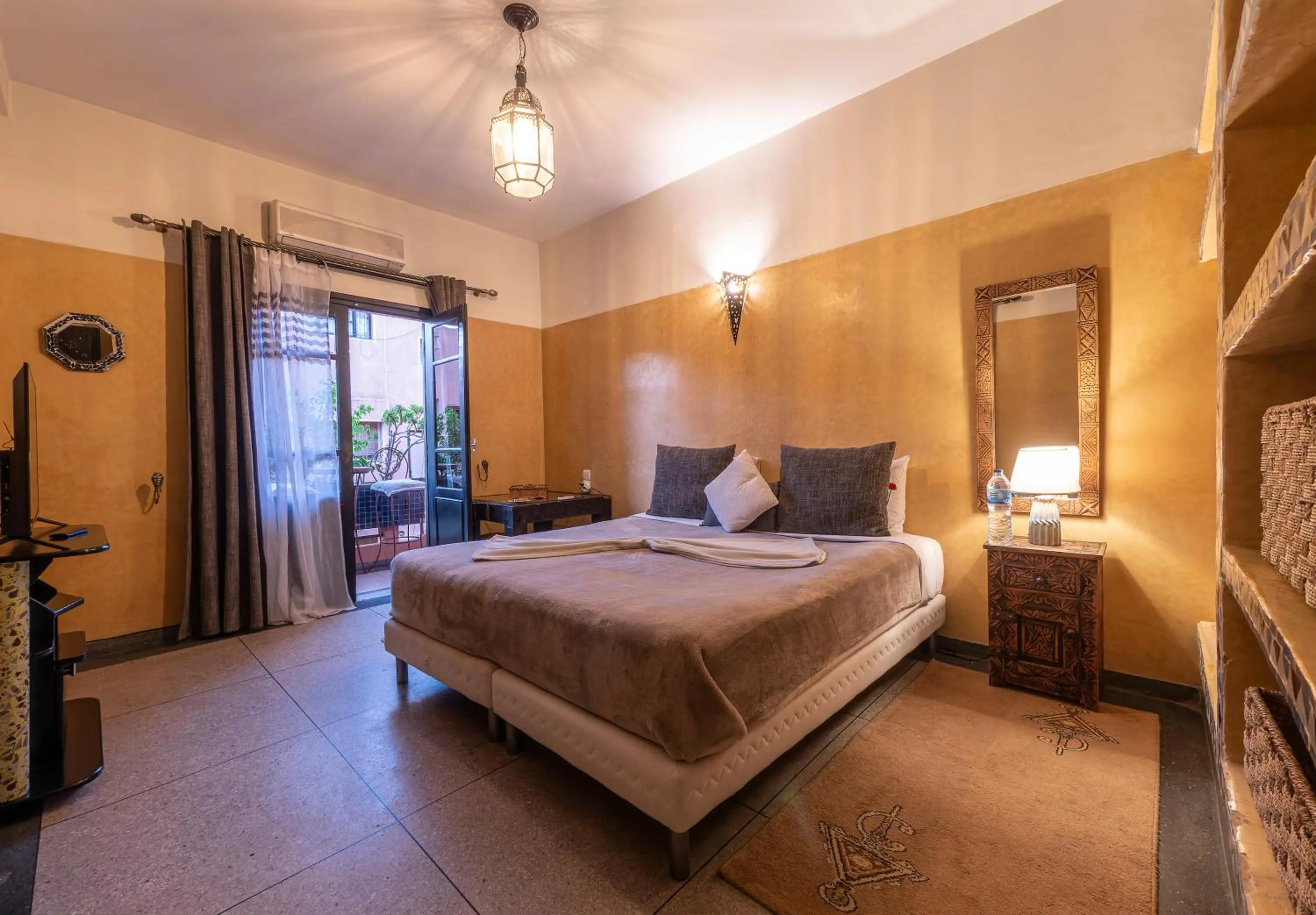 Bed in Villa Soraya Hammam & Jacuzzi