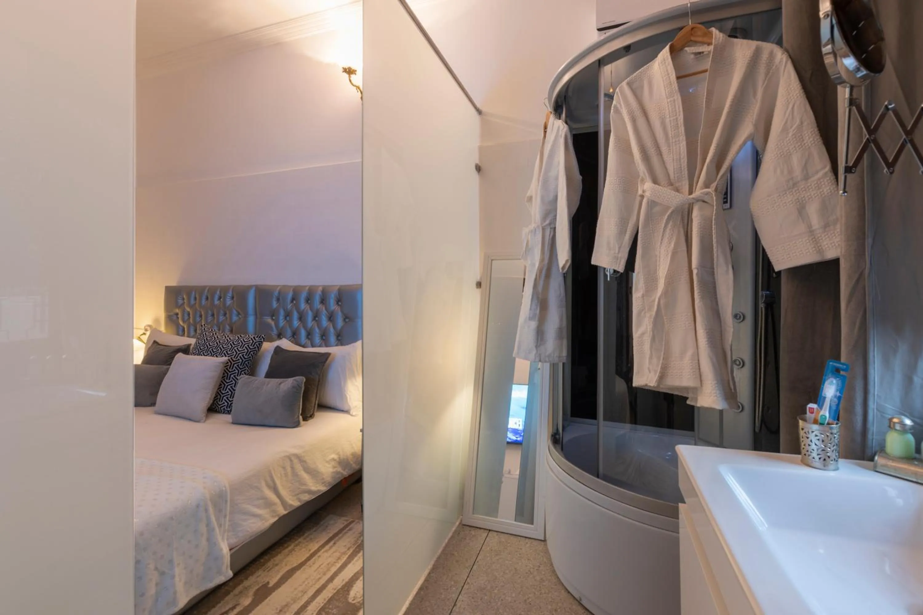 Photo of the whole room, Bed in Villa Soraya Hammam & Jacuzzi