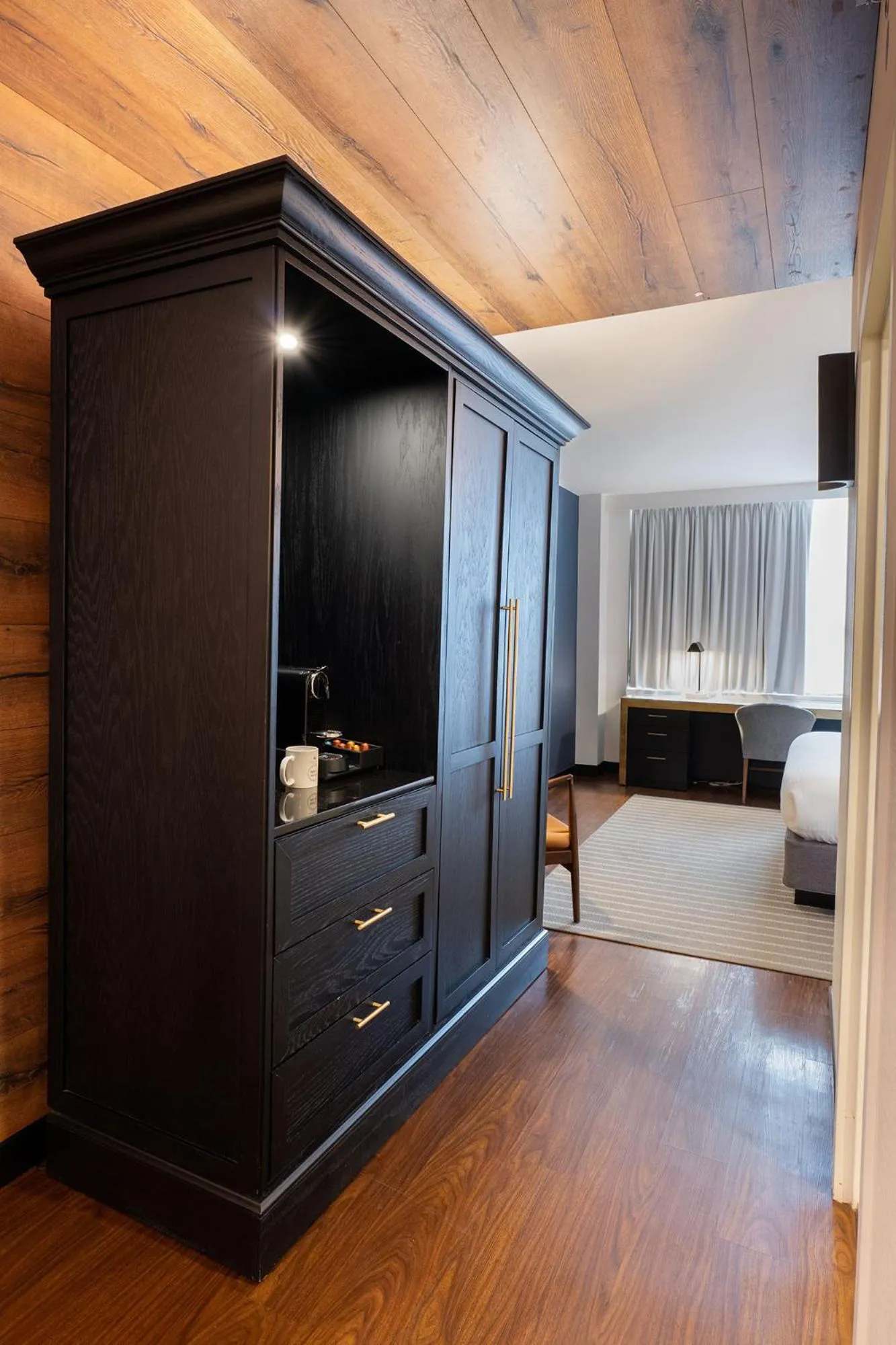 wardrobe, Bed in Eurostars St Gregory Dupont Circle Georgetown