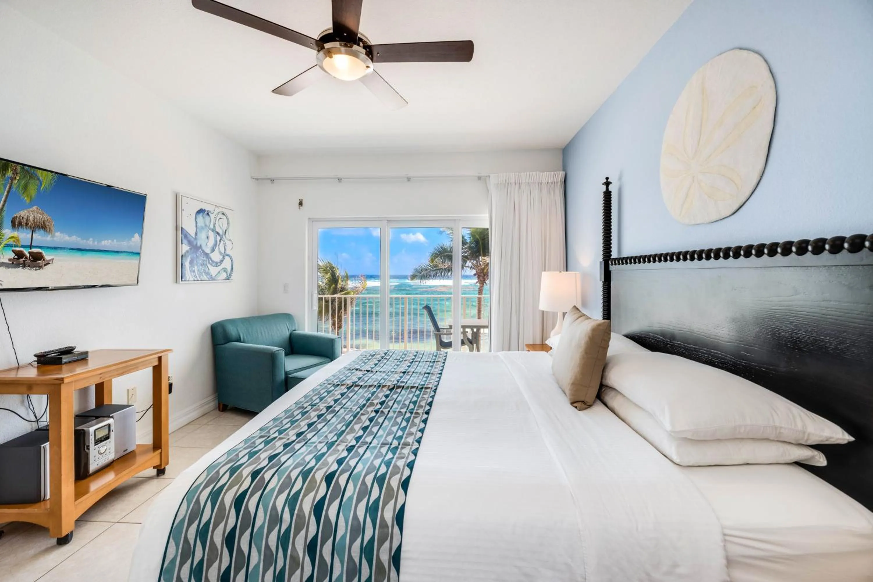 Bedroom, Bed in Wyndham Reef Resort, Grand Cayman
