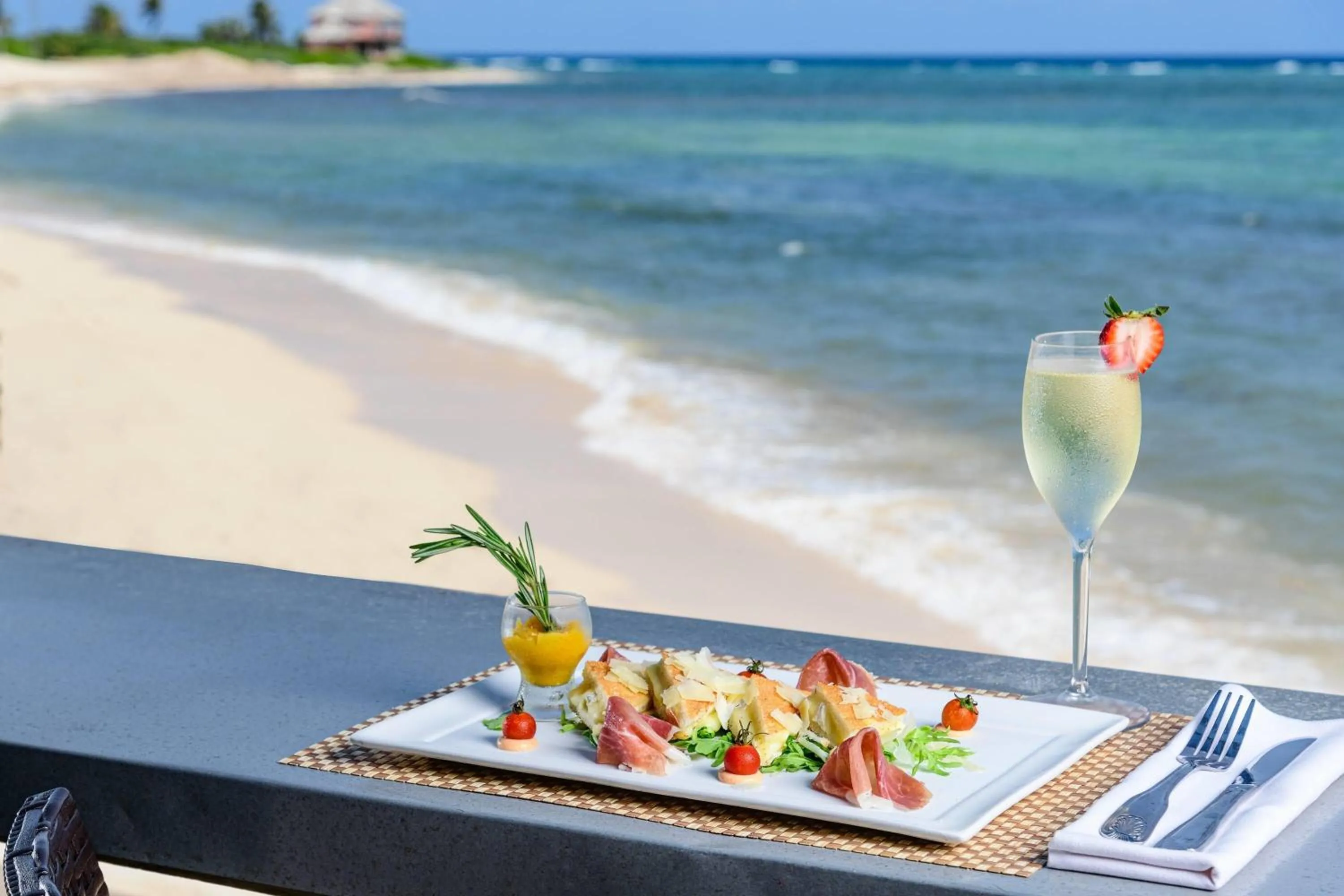 Lounge or bar in Wyndham Reef Resort, Grand Cayman