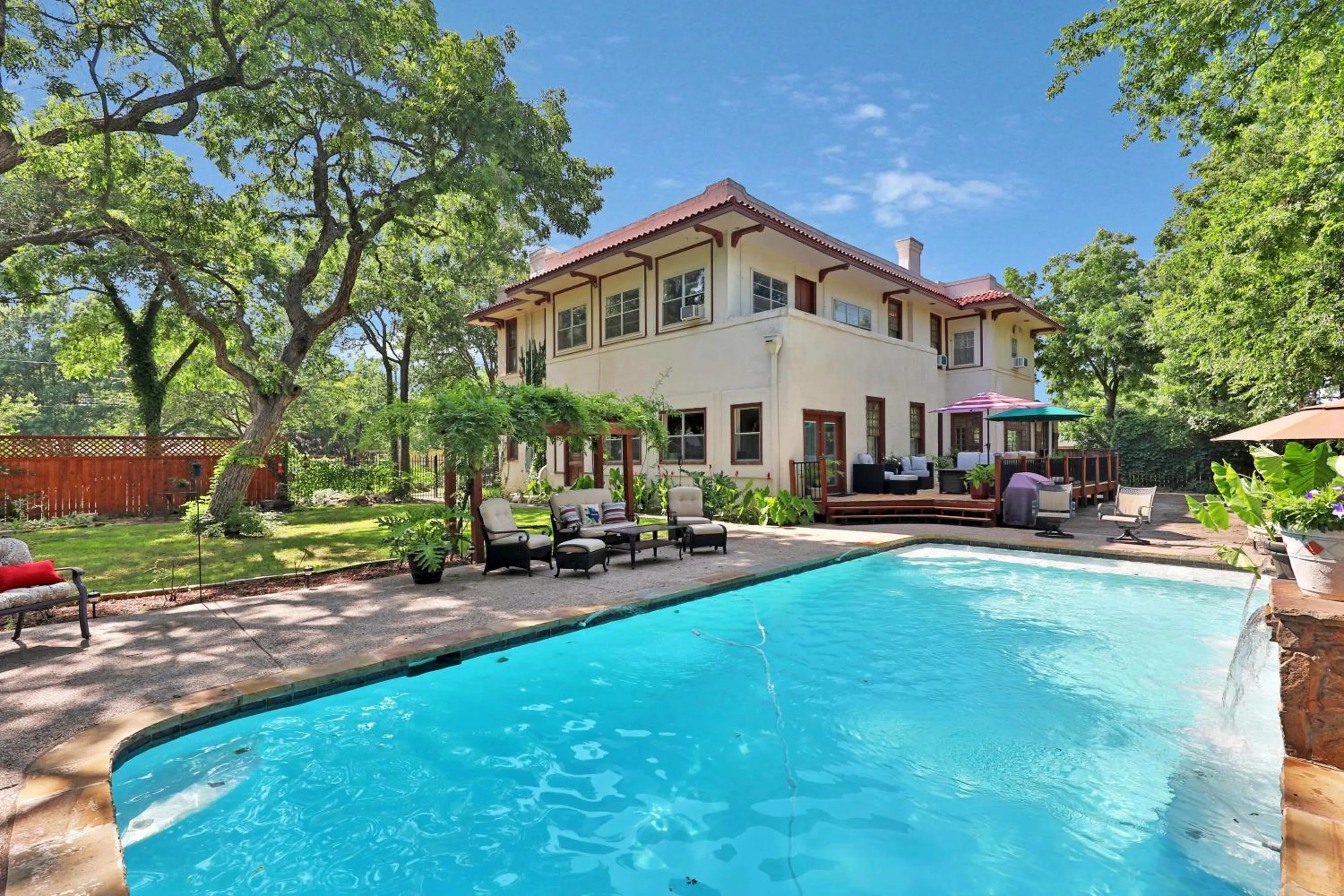Swimming pool in The Lancaster Manor Bed and Breakfast