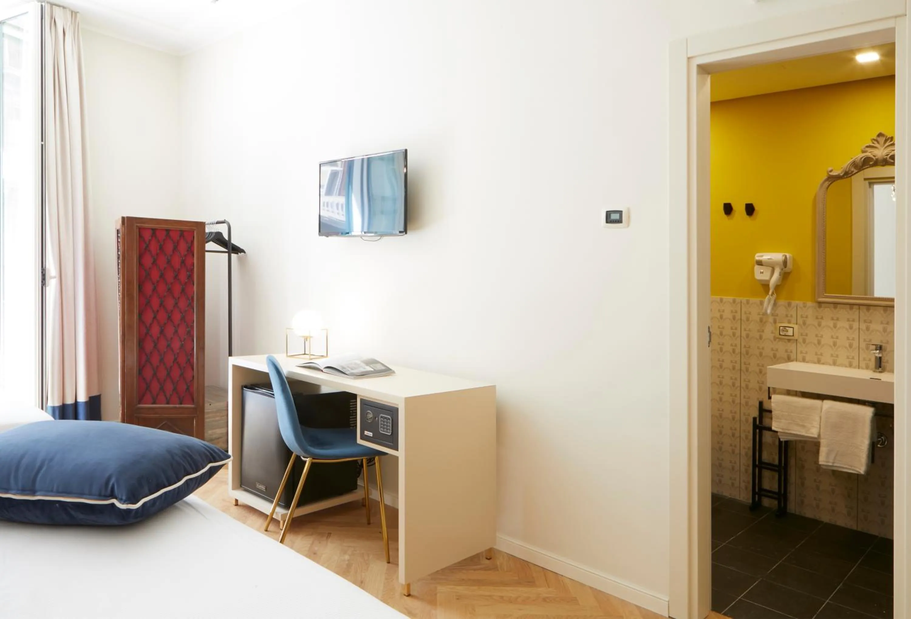 Photo of the whole room, Bed in Casa Vittoria Napoli - Santa Lucia