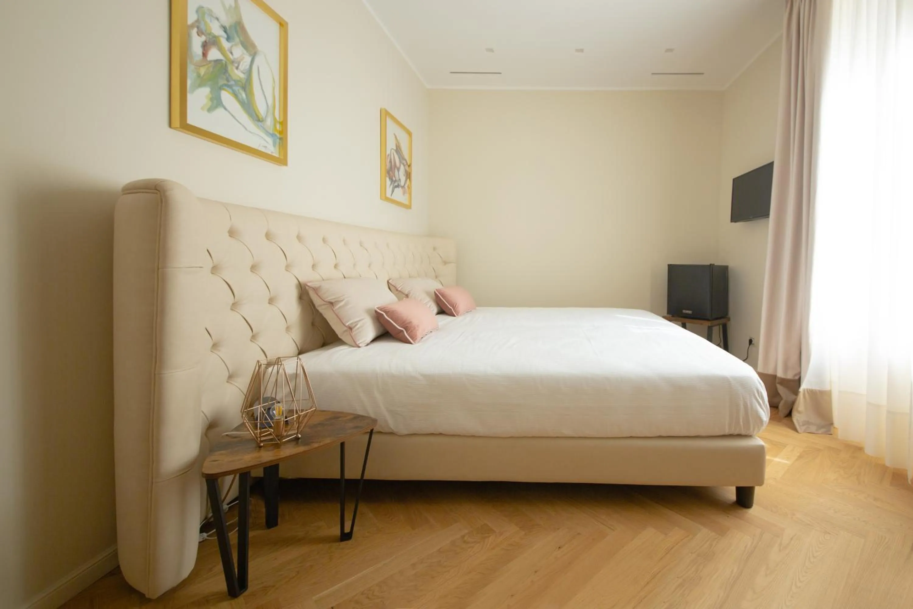 Photo of the whole room, Bed in Casa Vittoria Napoli - Santa Lucia