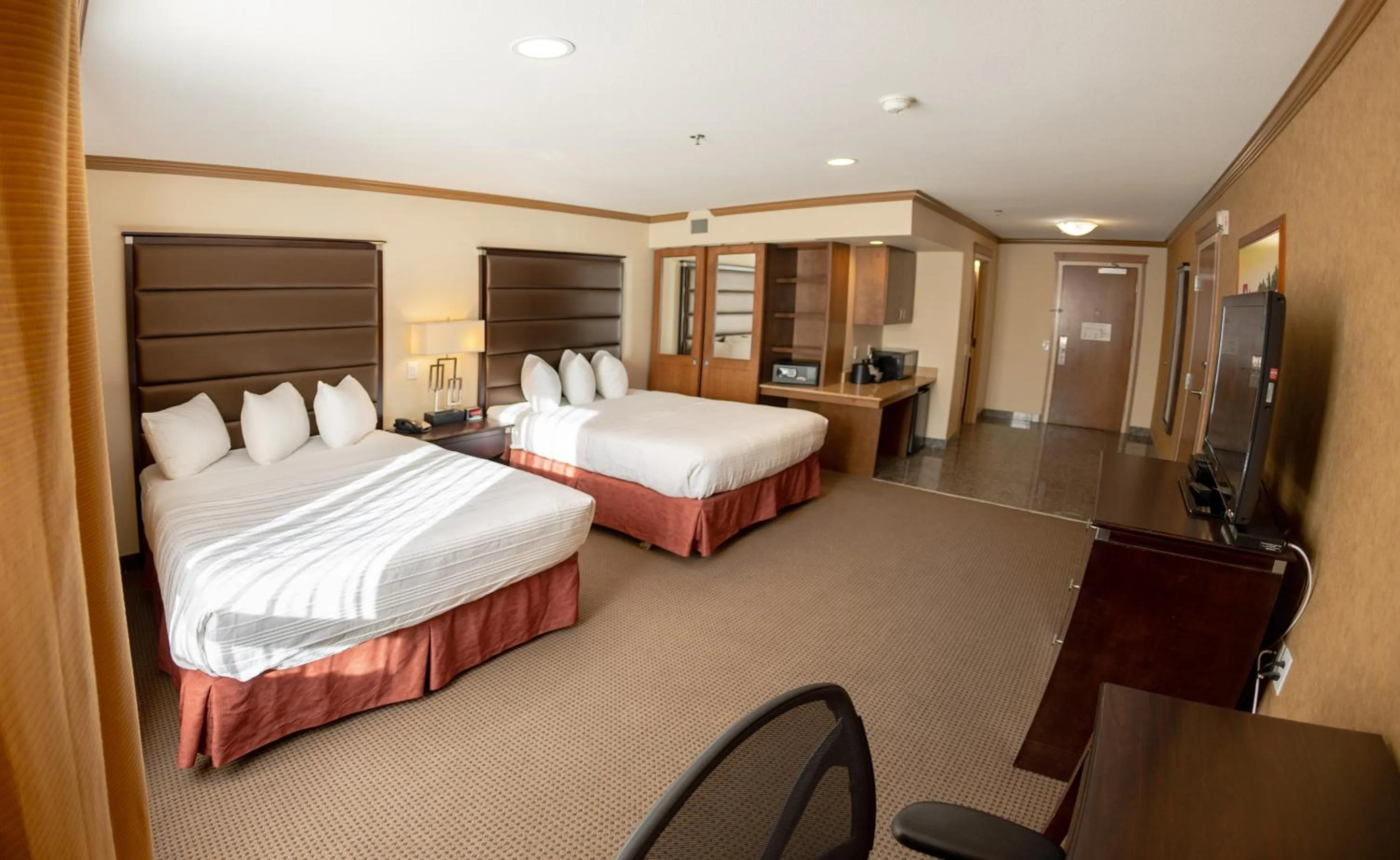 Bedroom, Bed in Camrose Resort Hotel