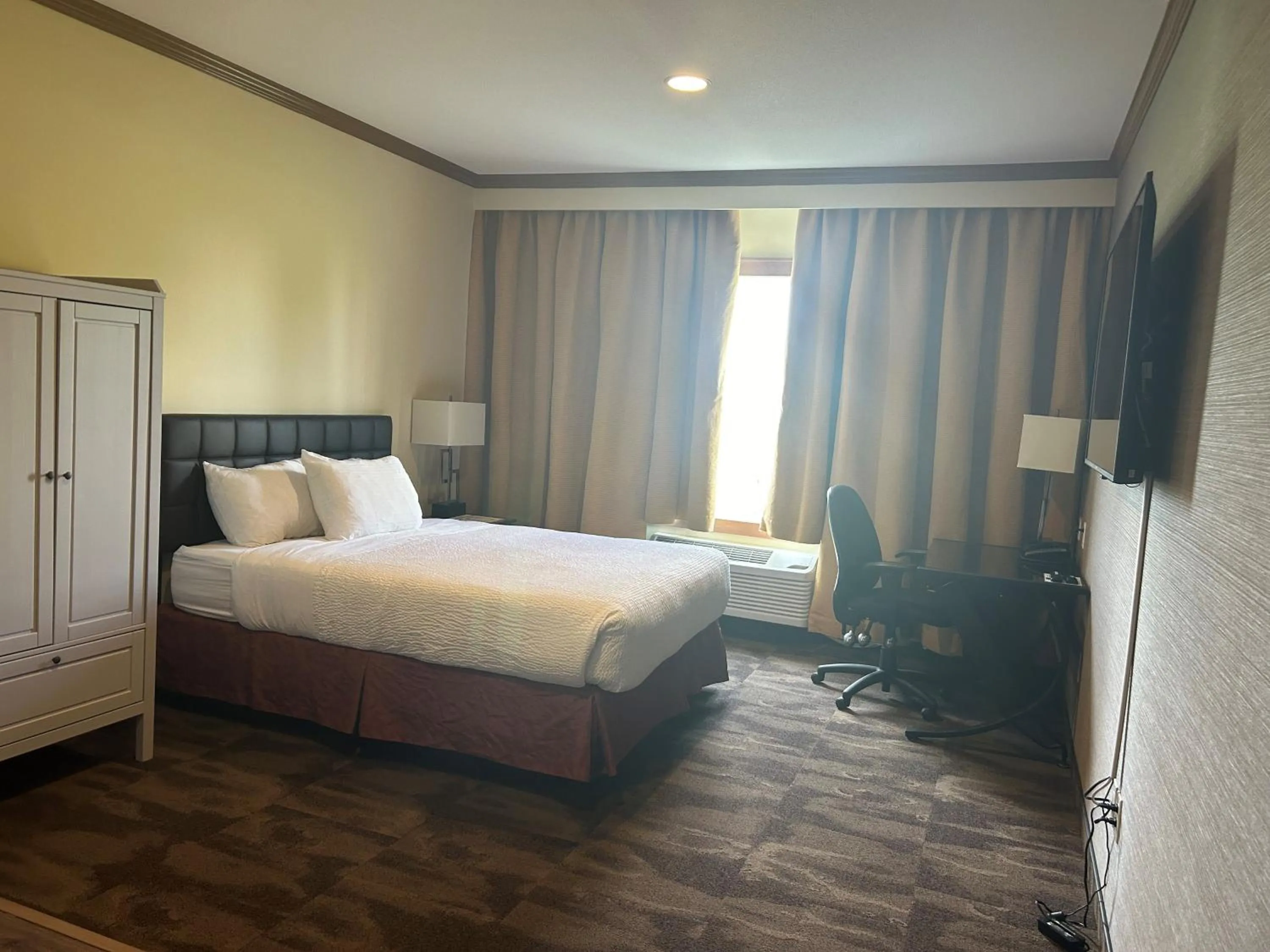 Bedroom, Bed in Camrose Resort Hotel