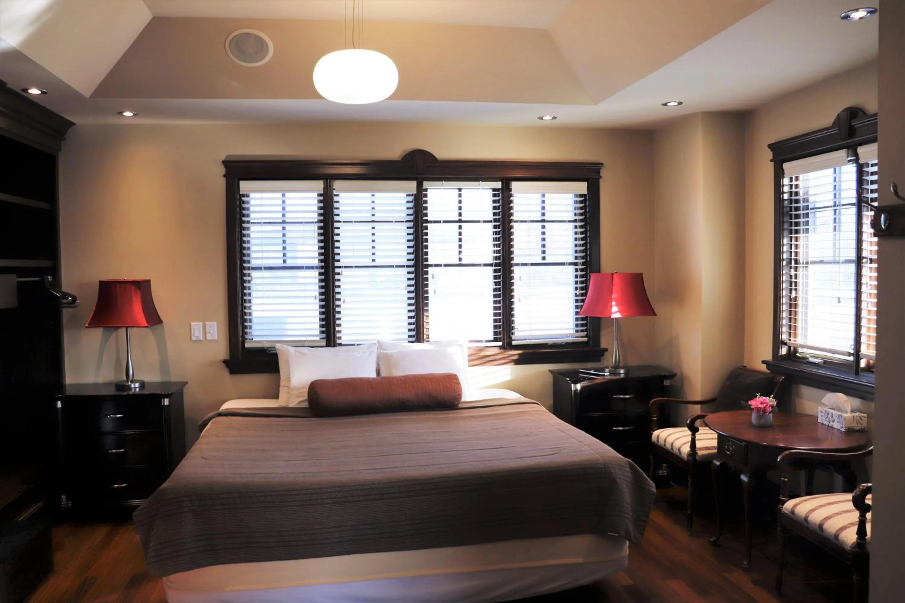 Bed in Westmount River Inn