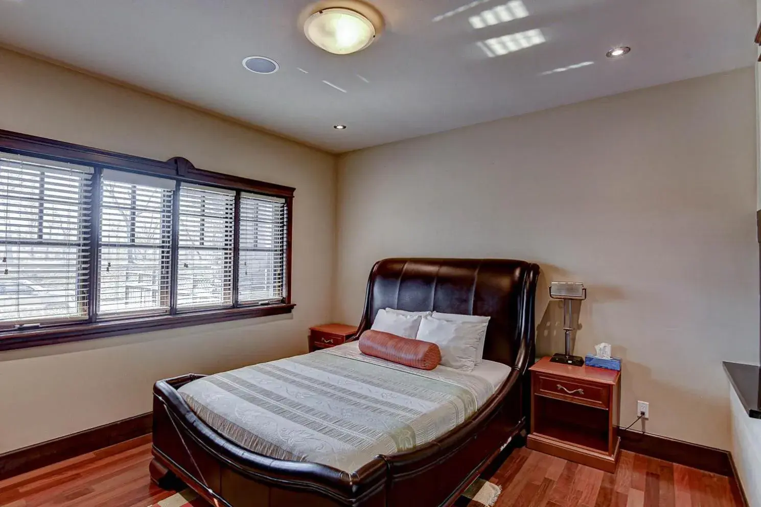 Superior queen with spa bath in Westmount River Inn Superior queen with spa bath in Westmount River Inn