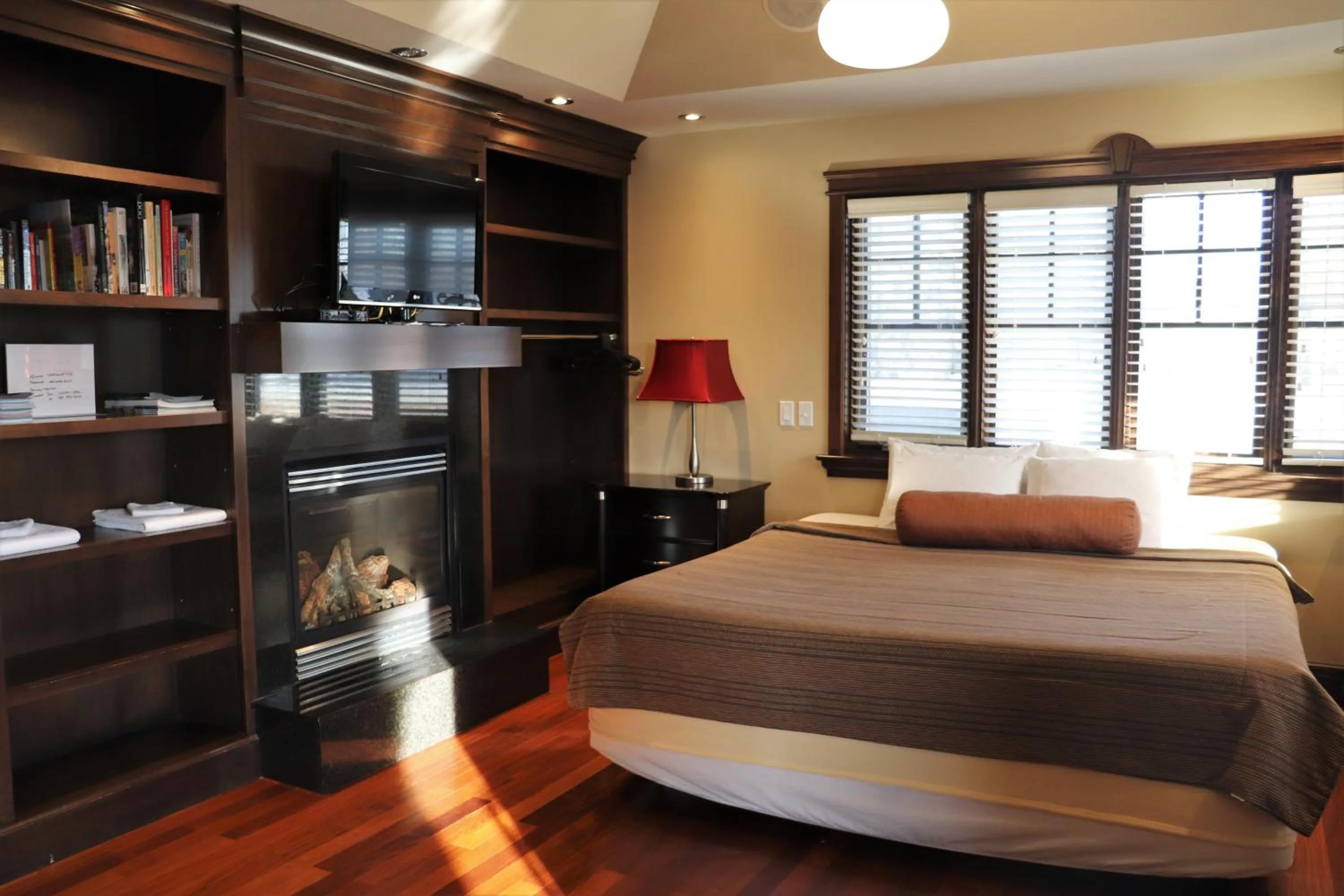 Bed in Westmount River Inn