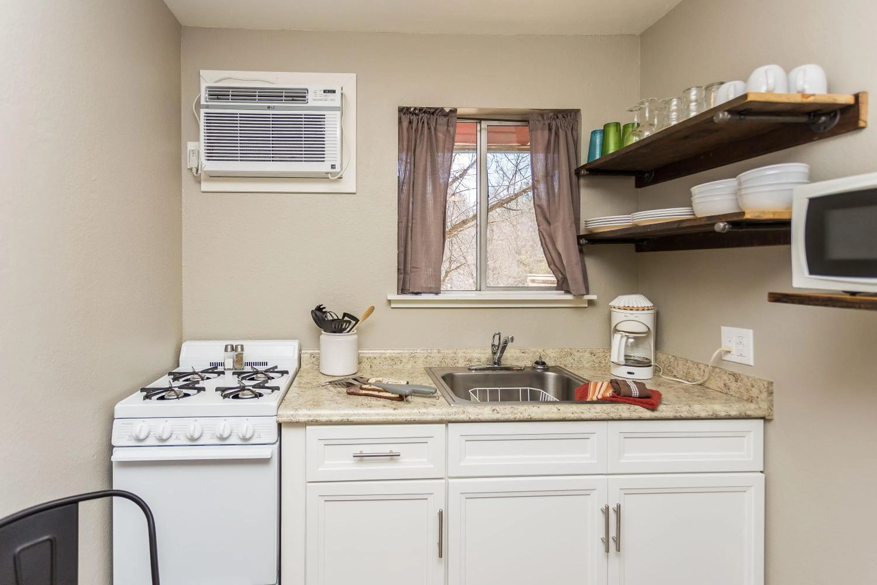 Kitchen or kitchenette in Apple Creek Cottages
