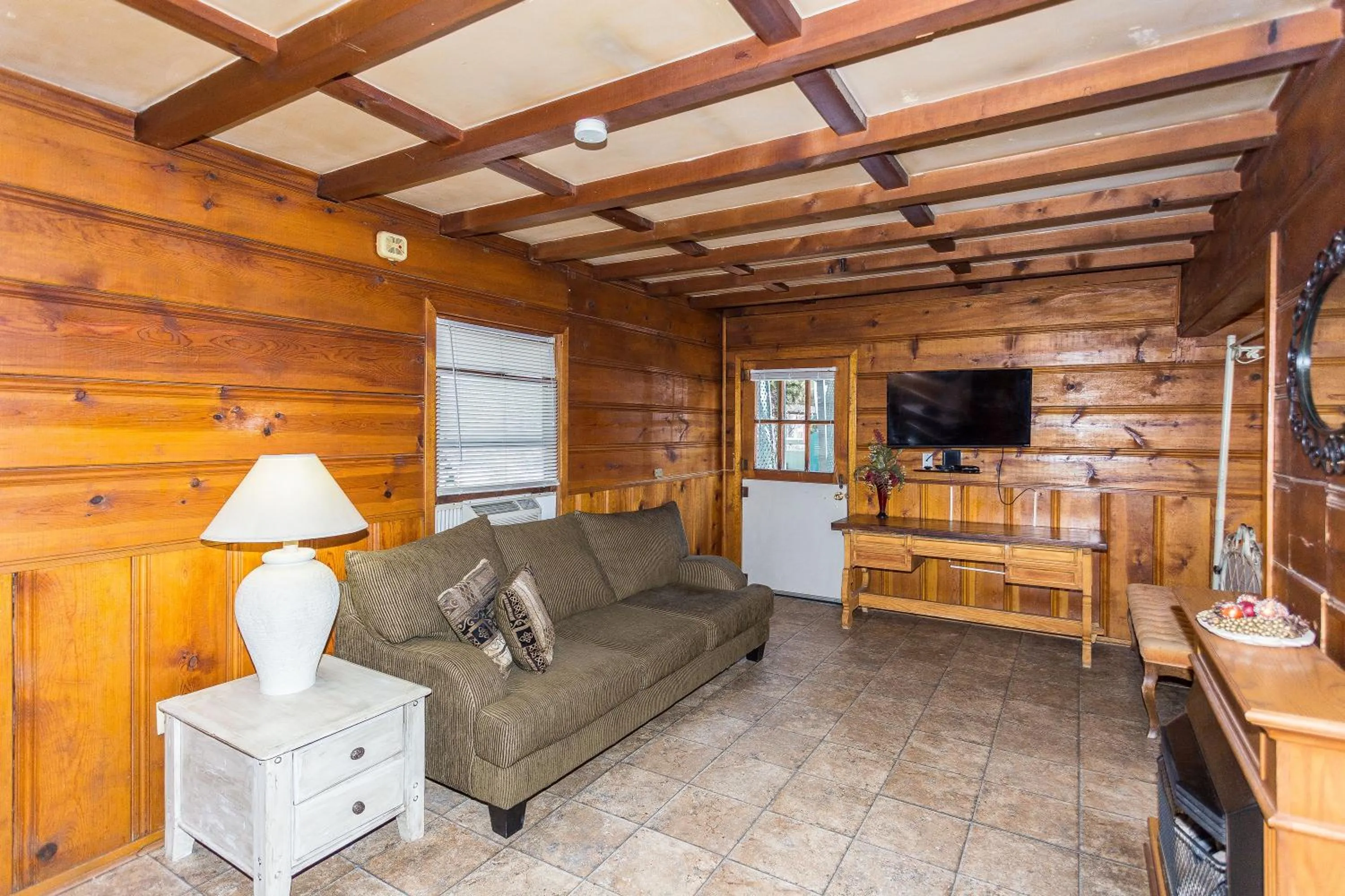 Living room in Apple Creek Cottages