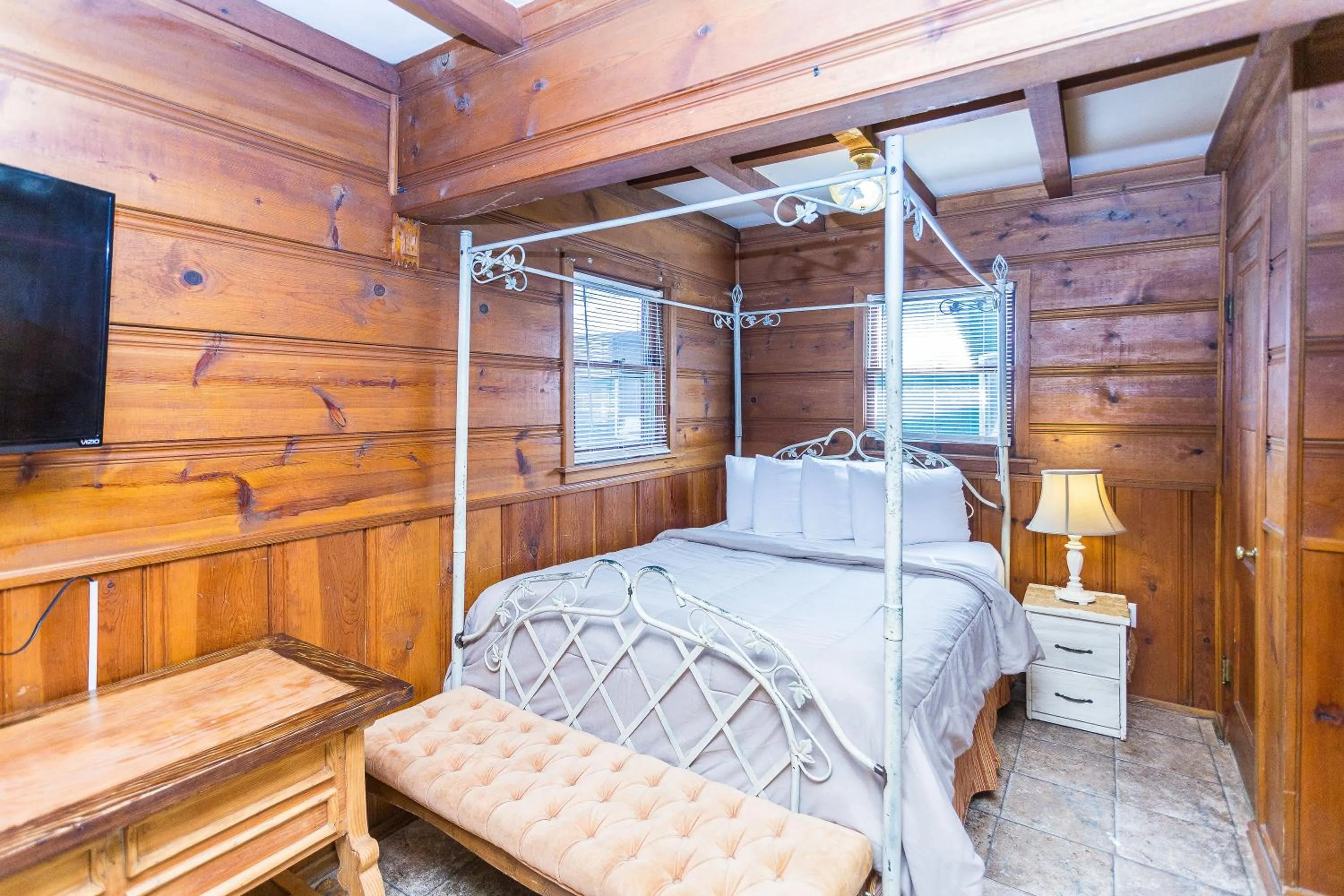 Bedroom in Apple Creek Cottages