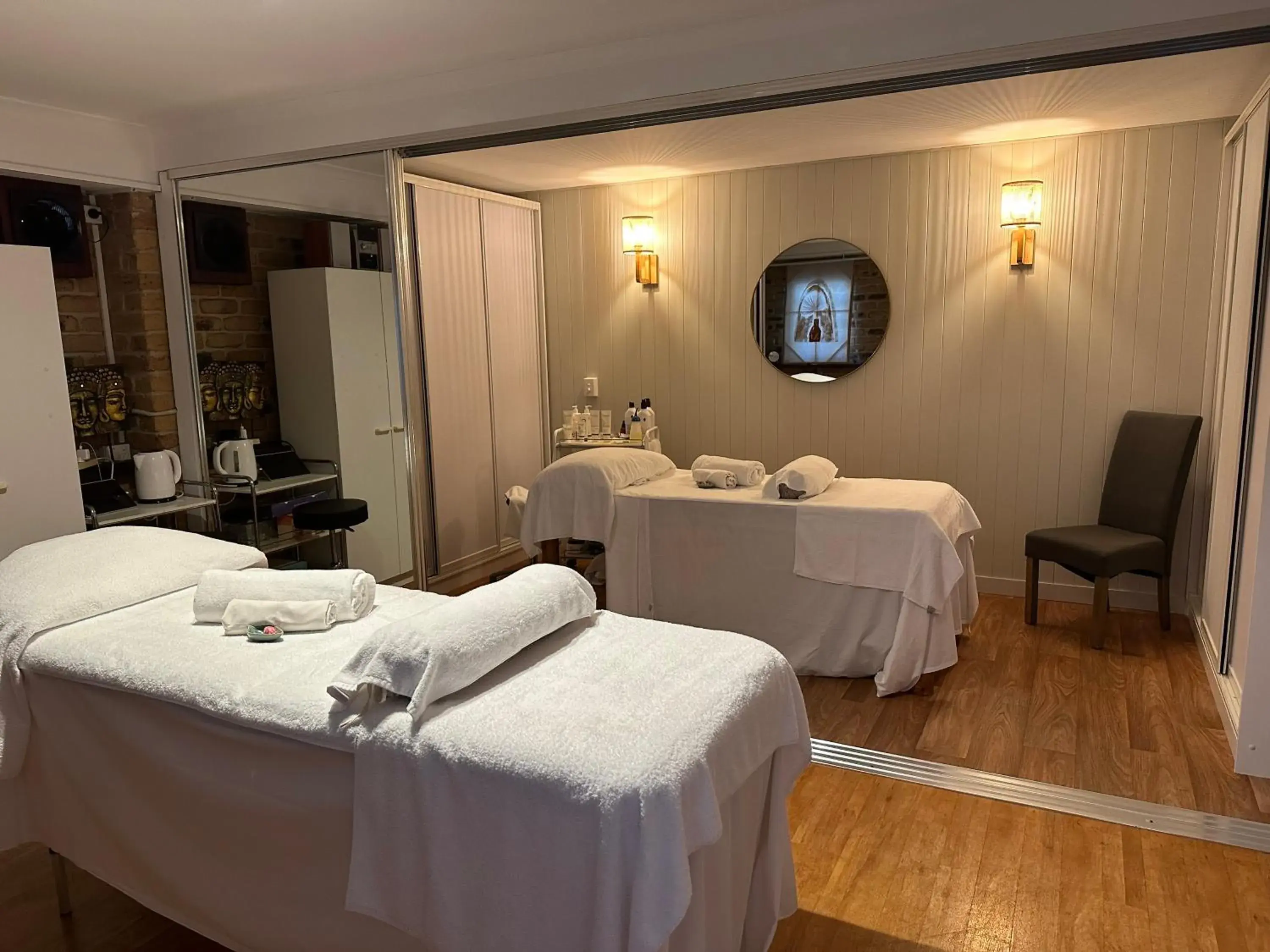 Massage, Bed in Saltwater Villas - Pet Friendly Accommodation Massage, Bed in Saltwater Villas - Pet Friendly Accommodation